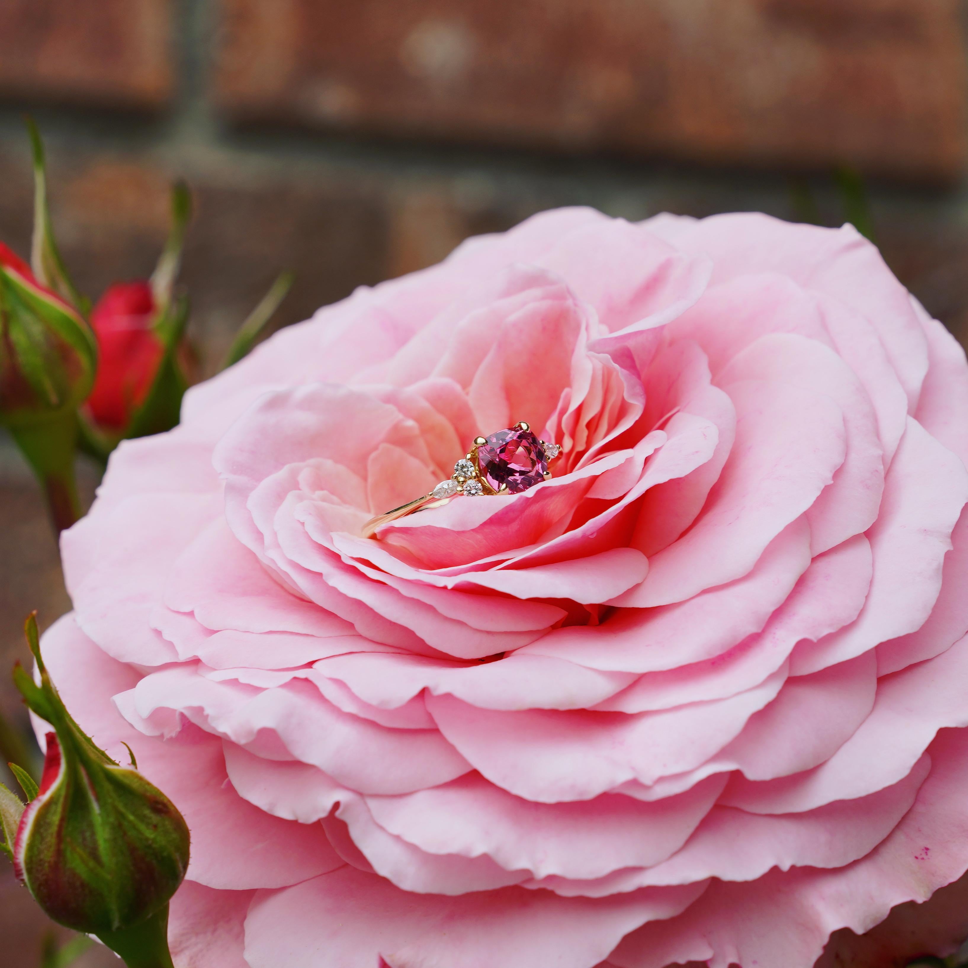 One-of-a-Kind Pink Spinel & Diamond 18K Yellow Gold Ring en venta 1