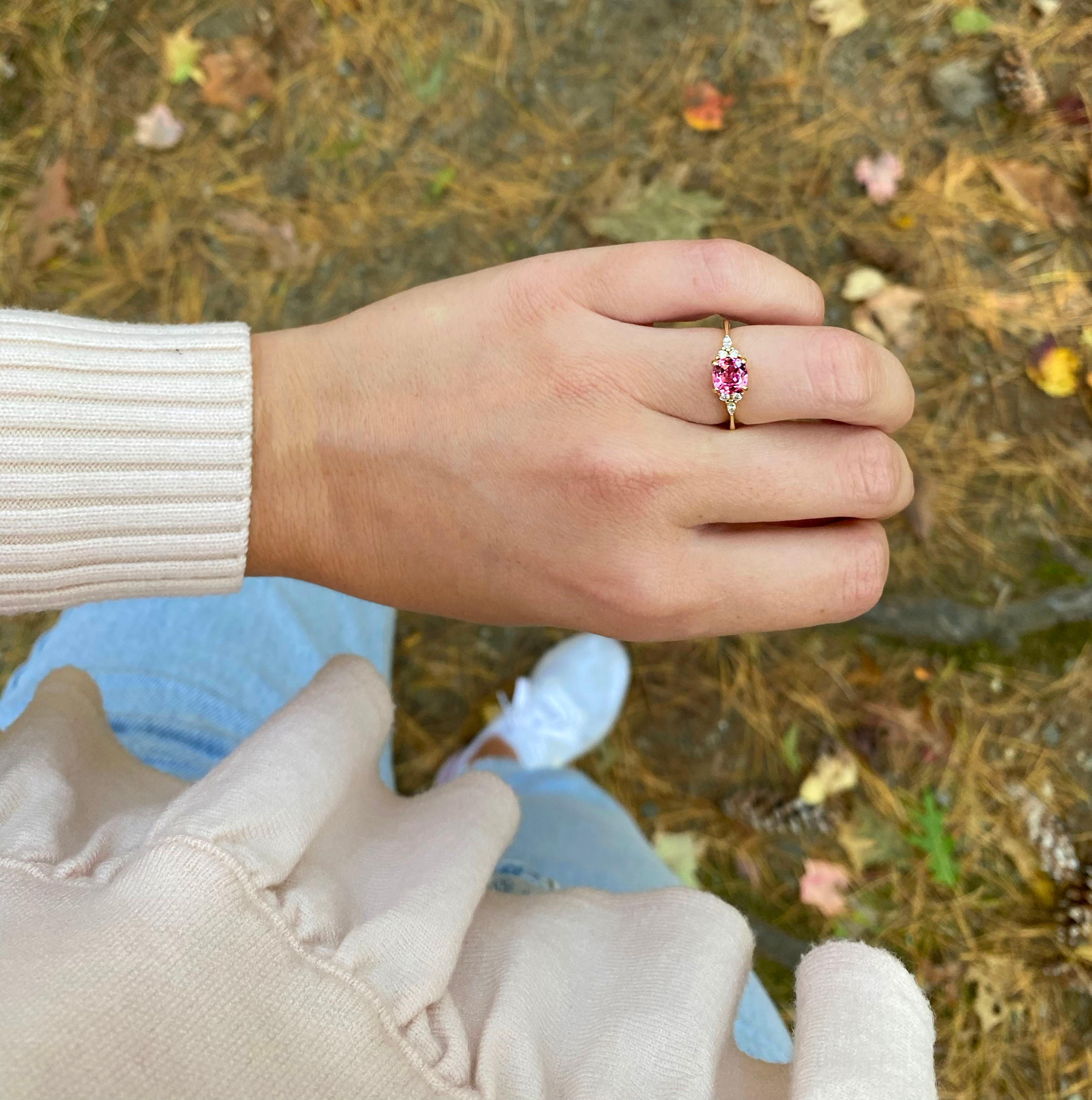 One-of-a-Kind Pink Spinel & Diamond 18K Yellow Gold Ring en venta 3