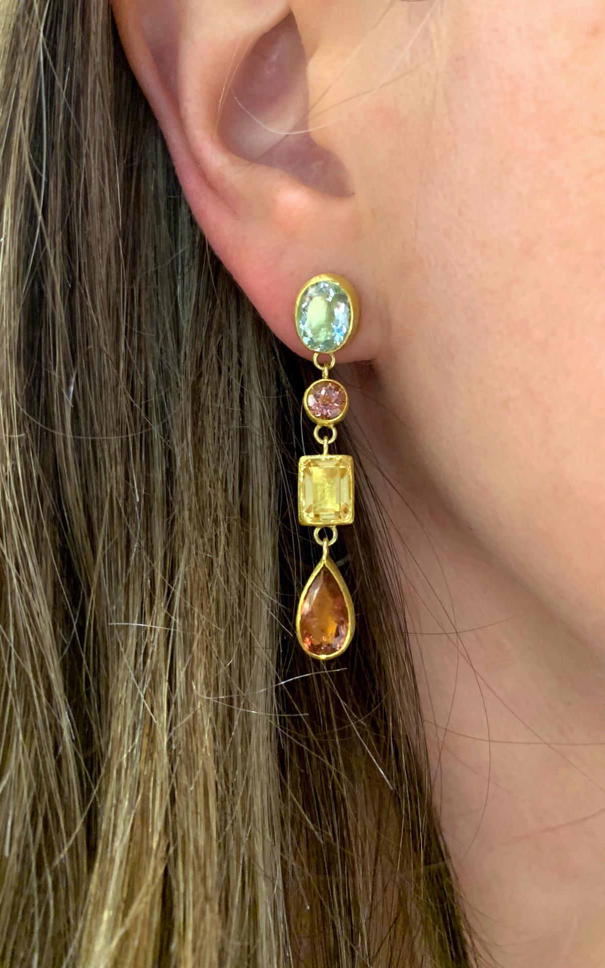 Orecchini a goccia unici nel loro genere, realizzati a mano in oro giallo 22k dalla pluripremiata artista della gioielleria Petra Class, con uno splendido e scintillante assemblaggio di tormaline rosa e citrini abbinati in forme rotonde,