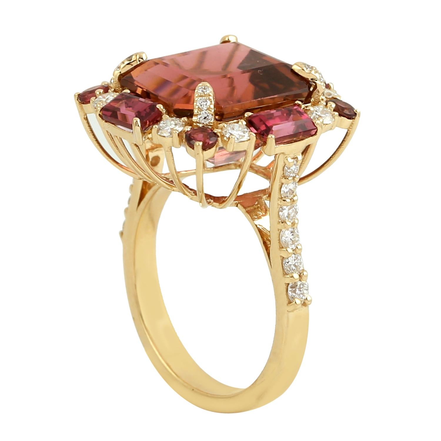 One Of A Kind Pink Tourmaline Cocktail Ring With Diamonds Made In 18k Gold (Gemischter Schliff) im Angebot