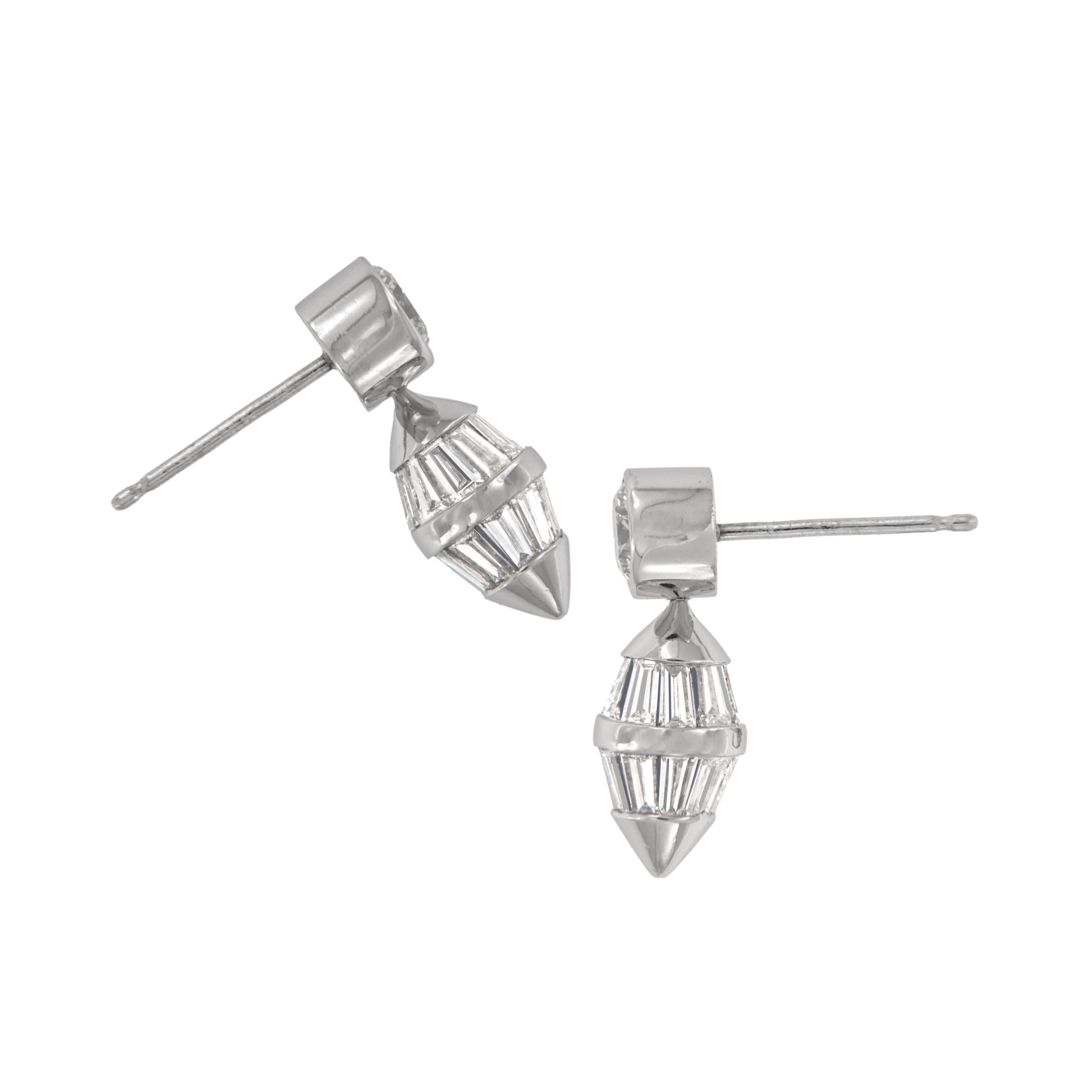 Contemporain Boucles d'oreilles uniques en platine avec 2,50 cttw de diamants en forme de baril en vente