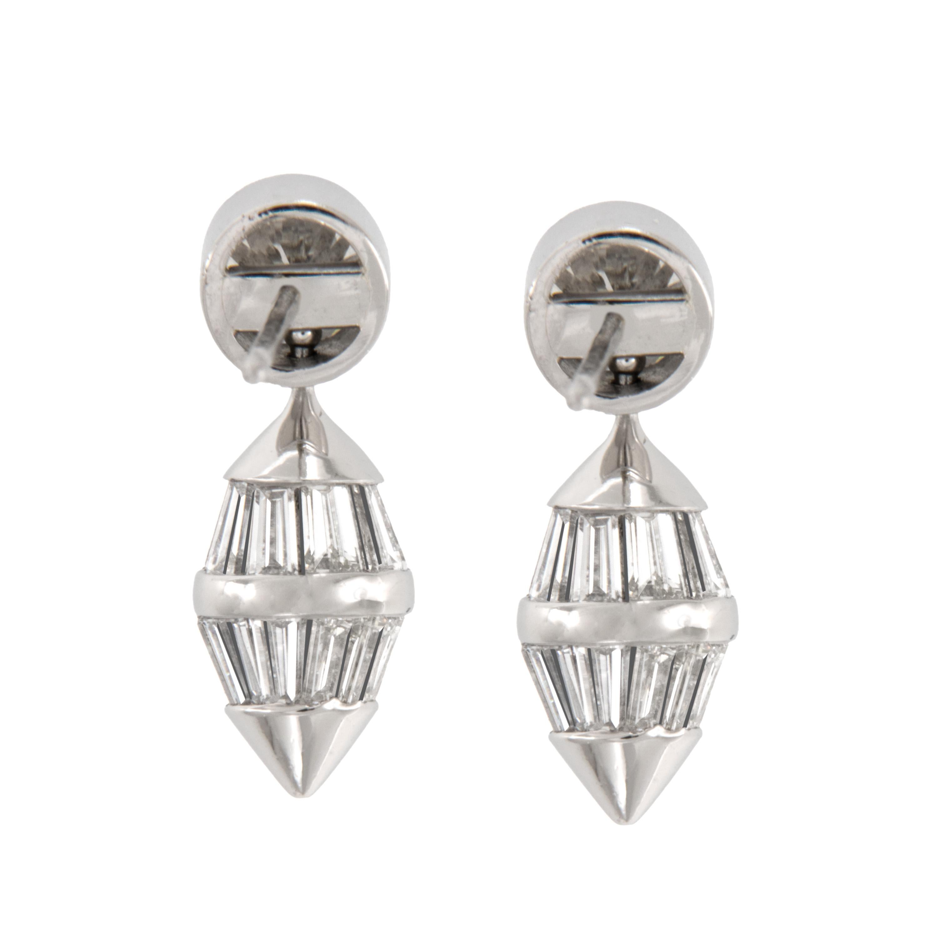 Taille baguette Boucles d'oreilles uniques en platine avec 2,50 cttw de diamants en forme de baril en vente