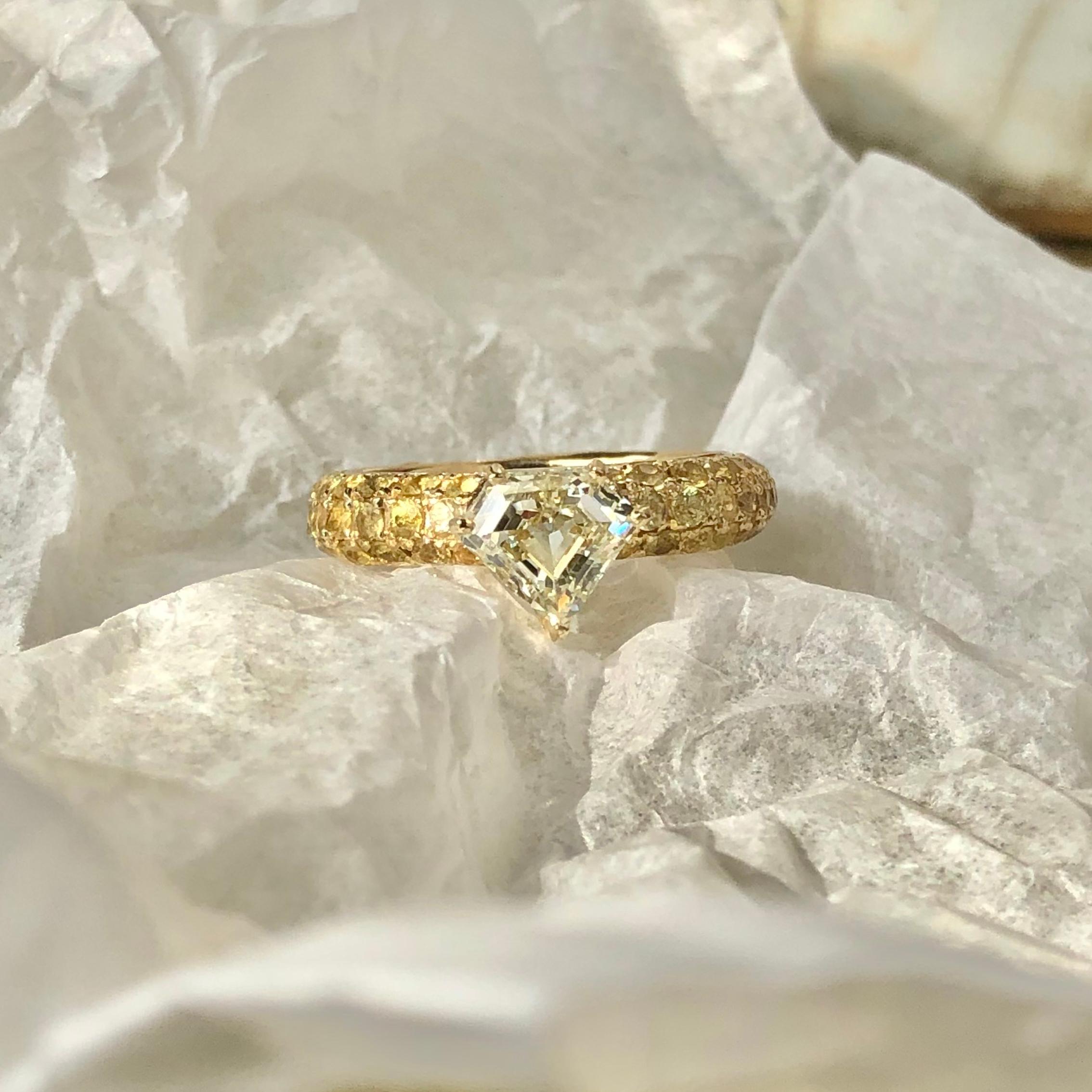 Round Cut One of a Kind Ralph Masri 1.17 Carat Diamond Yellow Sapphire Ring