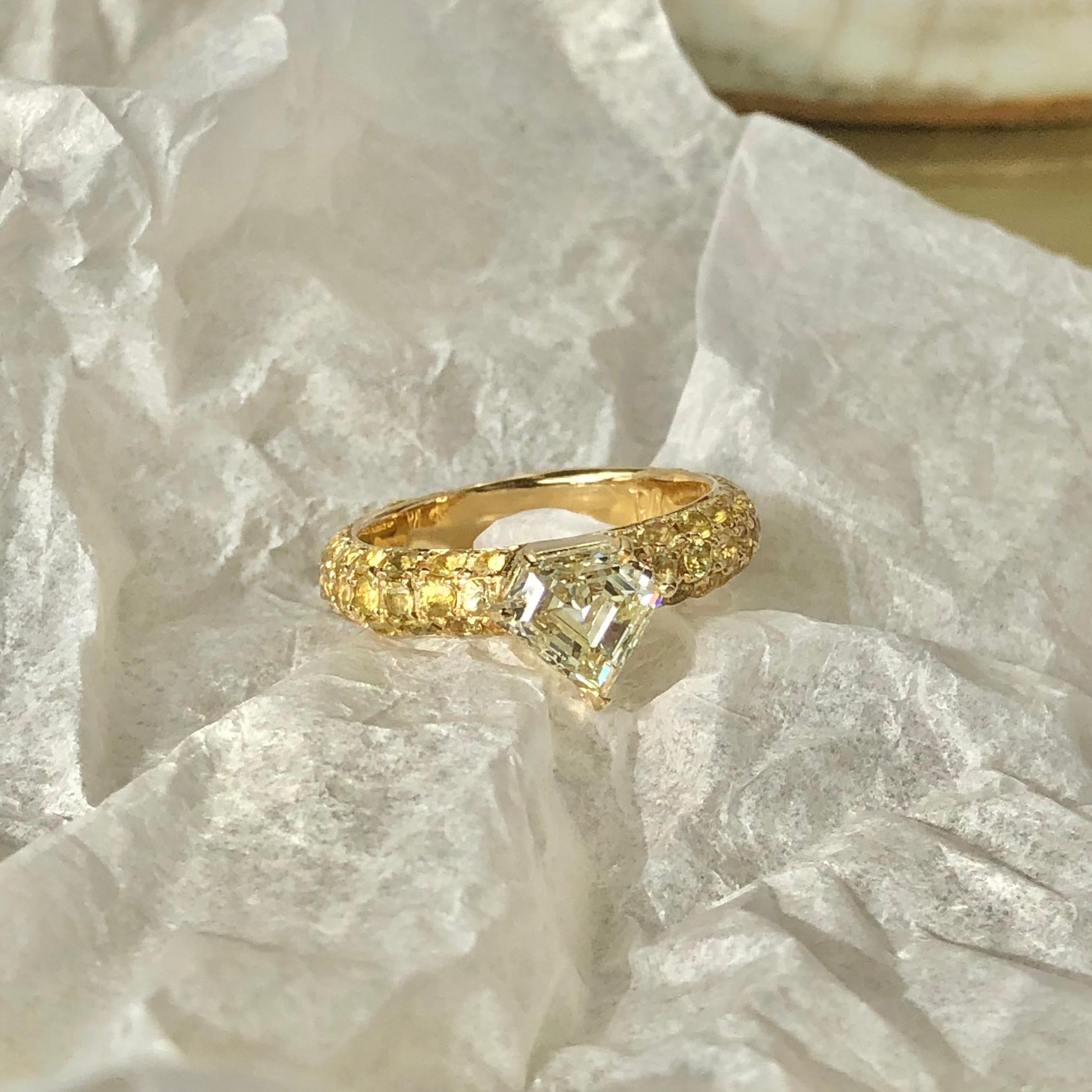 One of a Kind Ralph Masri 1.17 Carat Diamond Yellow Sapphire Ring In New Condition In Barcelona, Barcelona