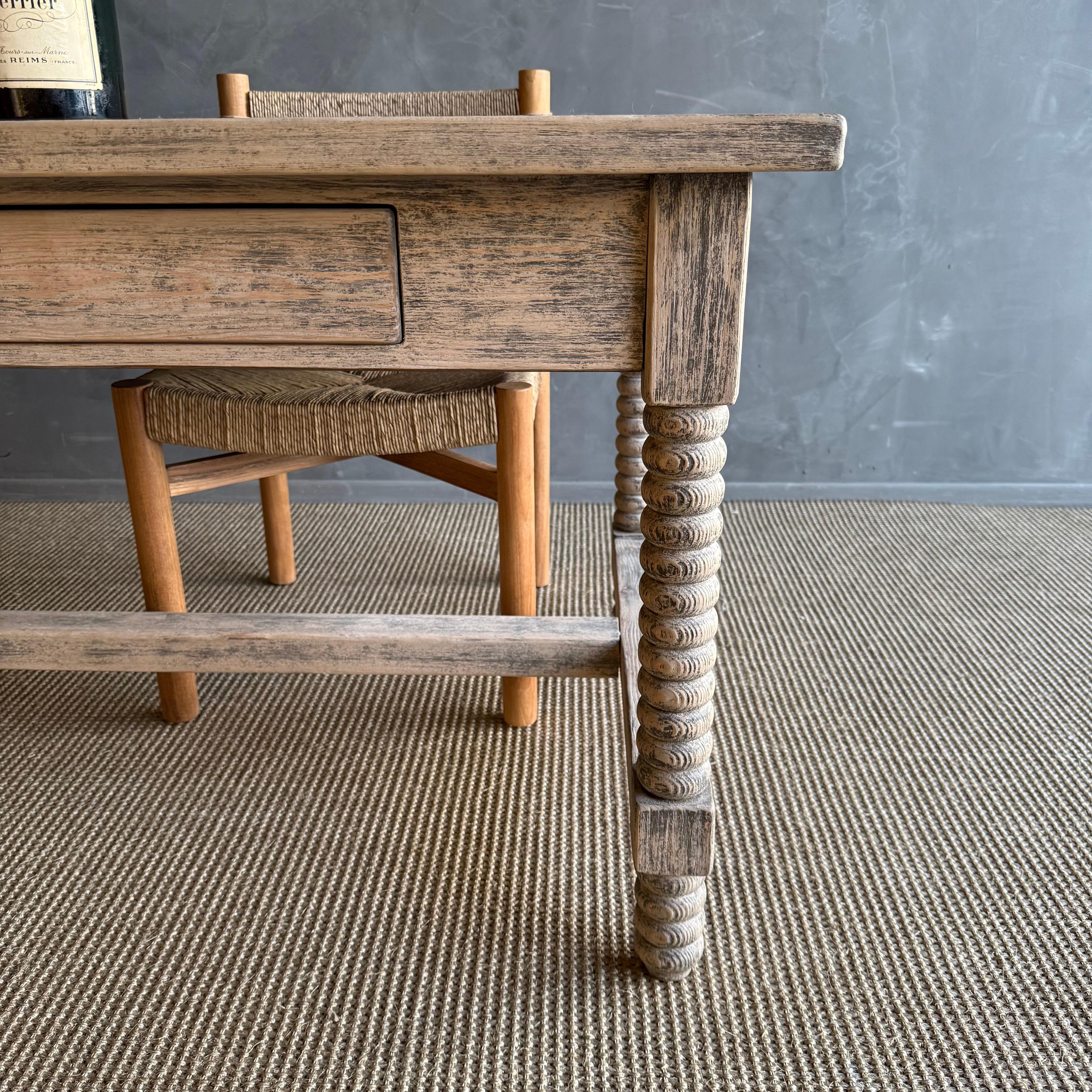 Table de travail ou de salle à manger récupérée, unique en son genre, avec pieds tournés et tiroirs fonctionnels en vente 8