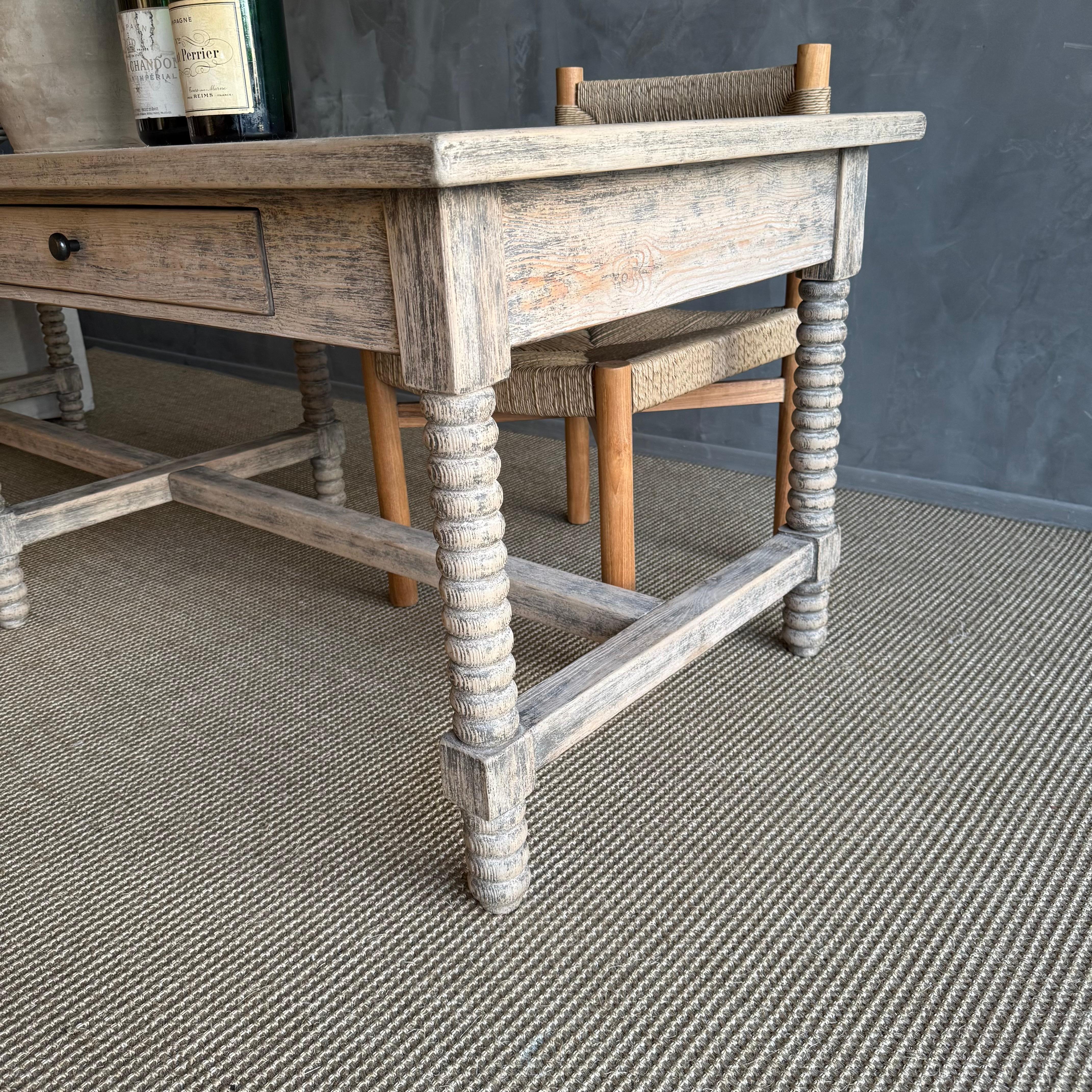 Table de travail ou de salle à manger récupérée, unique en son genre, avec pieds tournés et tiroirs fonctionnels en vente 10