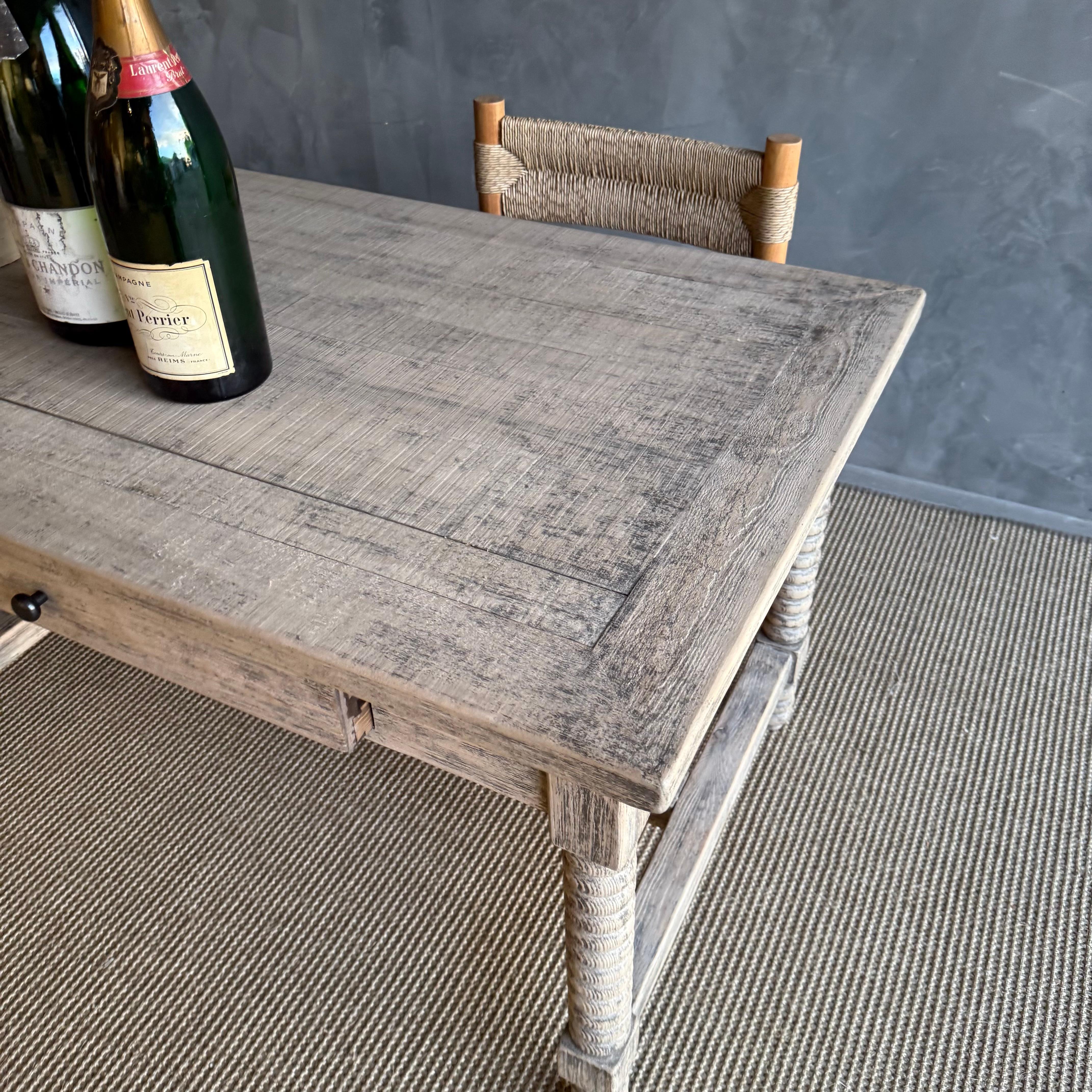 Table de travail ou de salle à manger récupérée, unique en son genre, avec pieds tournés et tiroirs fonctionnels en vente 13