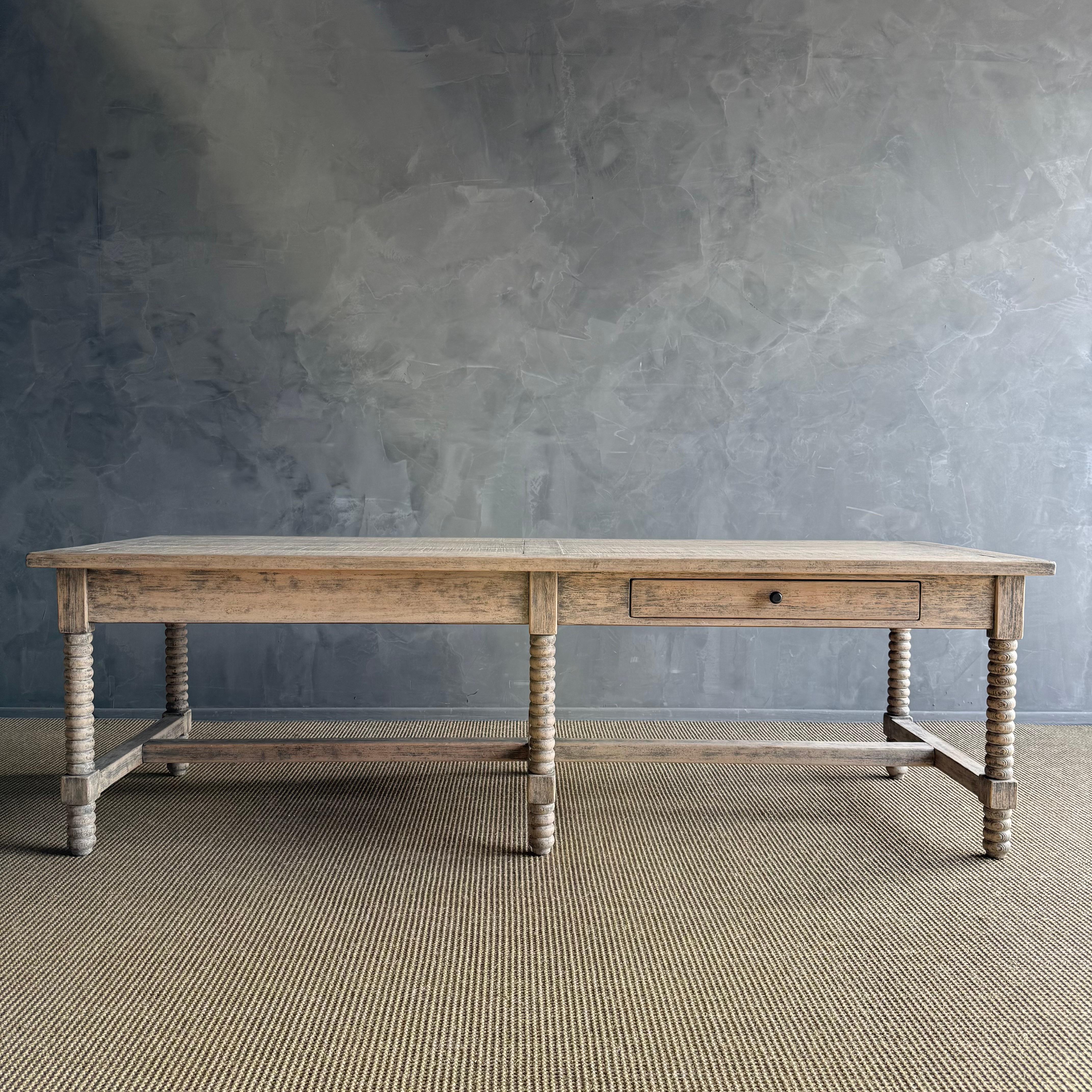 Table de travail ou table à manger en bois récupéré
Il est possible de l'abaisser par le haut s'il est nécessaire de le déplacer dans un espace étroit.
Idéal pour une table de travail, un présentoir de magasin ou une table de salle à manger. Il y