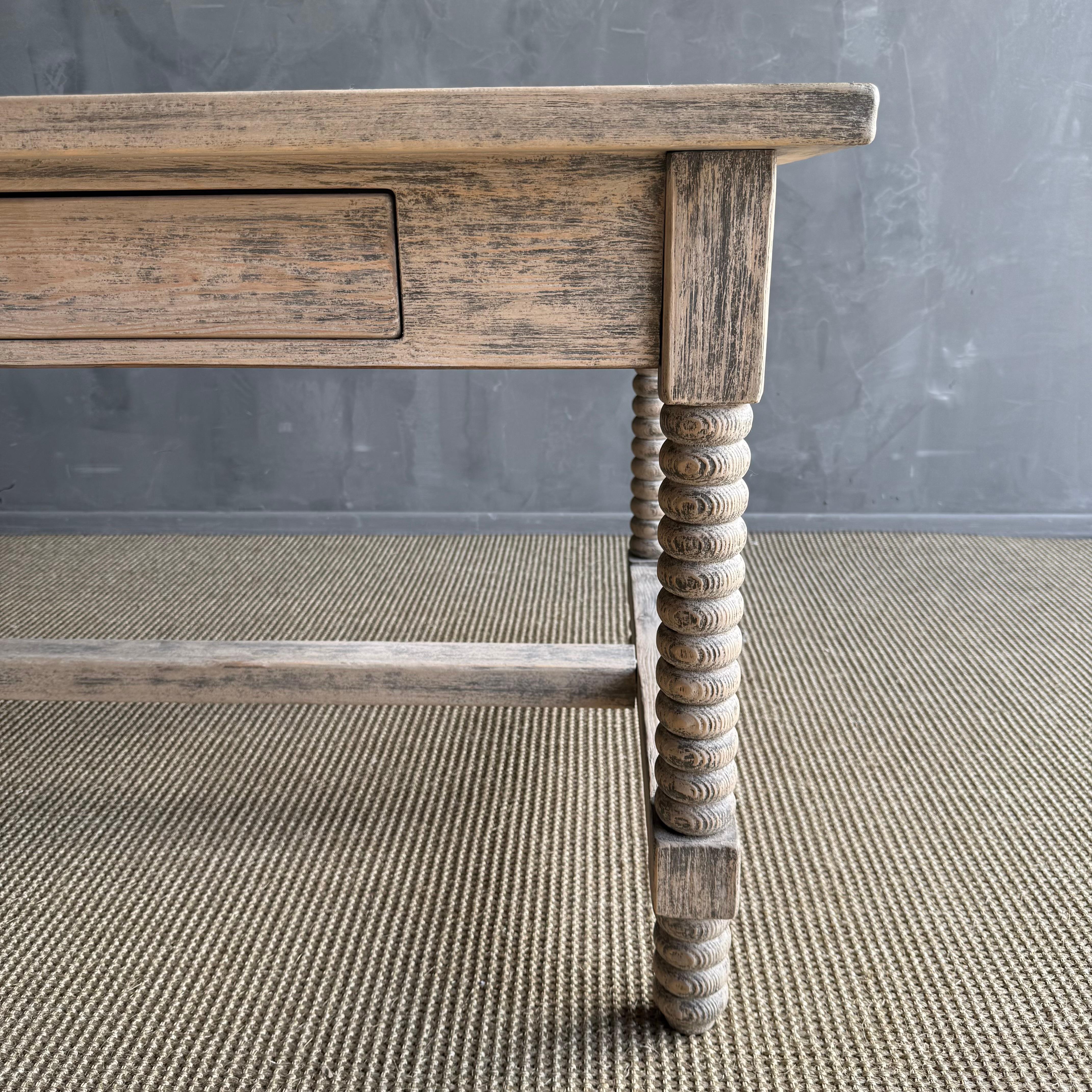 Table de travail ou de salle à manger récupérée, unique en son genre, avec pieds tournés et tiroirs fonctionnels Neuf - En vente à Old Town Orange, CA
