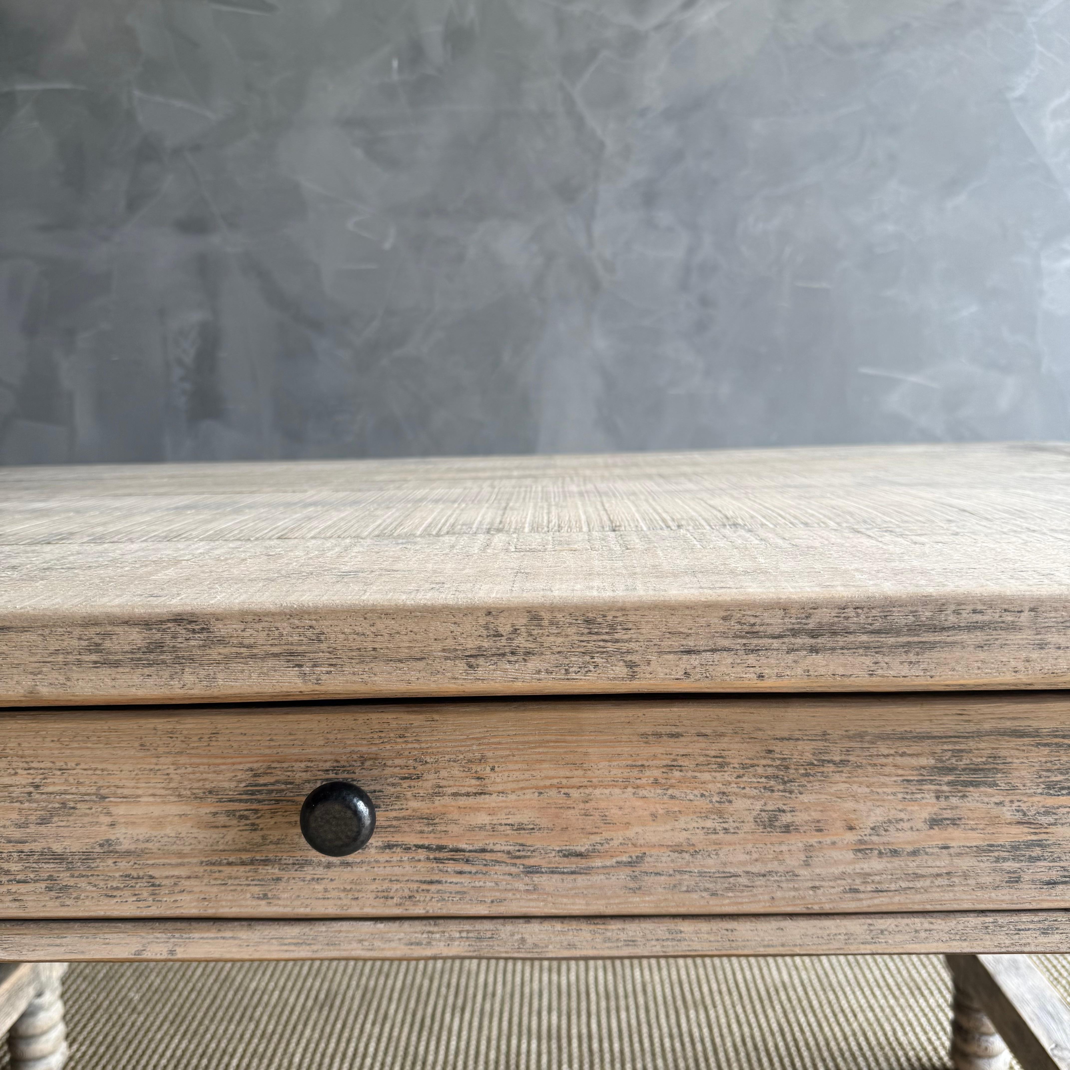 Bois Table de travail ou de salle à manger récupérée, unique en son genre, avec pieds tournés et tiroirs fonctionnels en vente