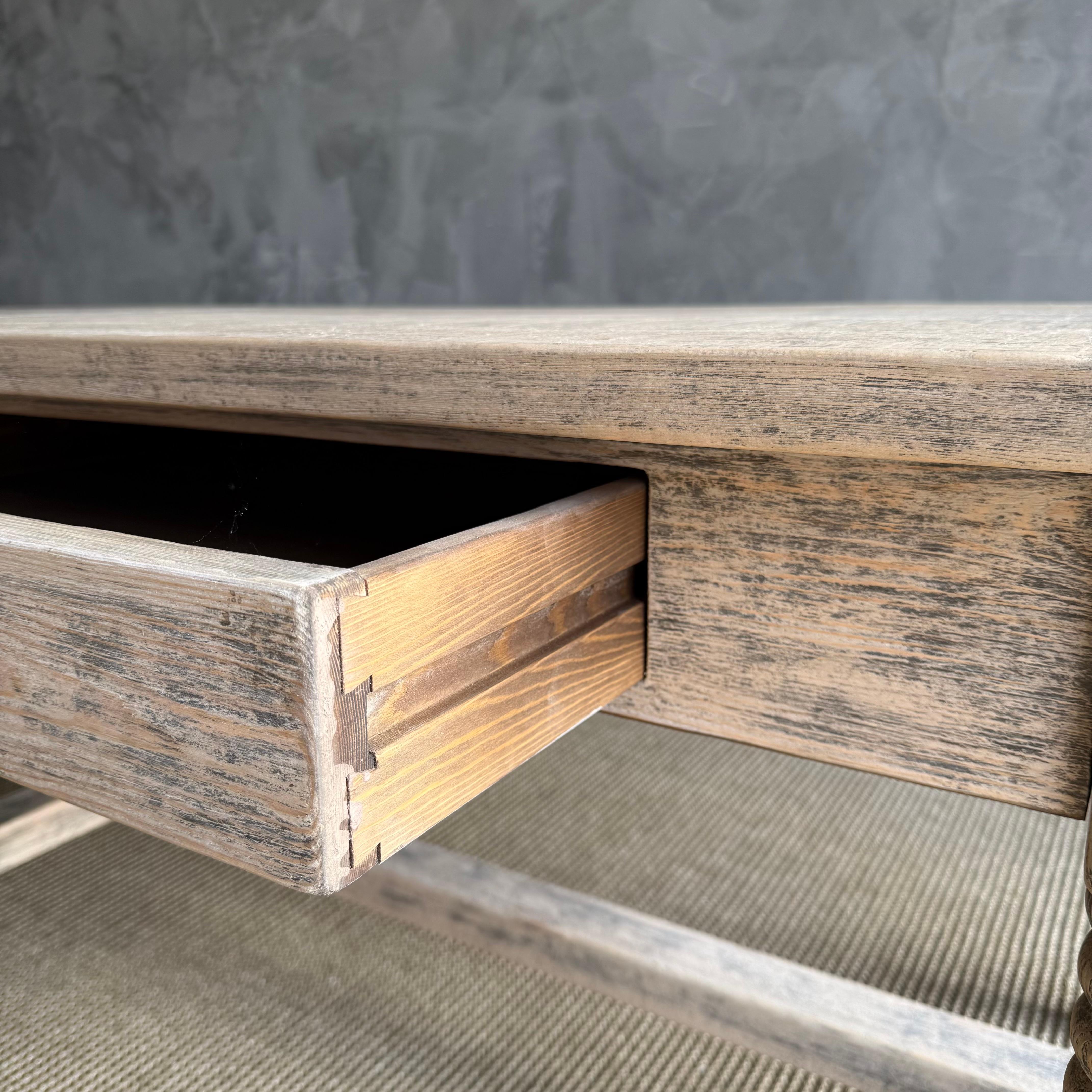 Table de travail ou de salle à manger récupérée, unique en son genre, avec pieds tournés et tiroirs fonctionnels en vente 1