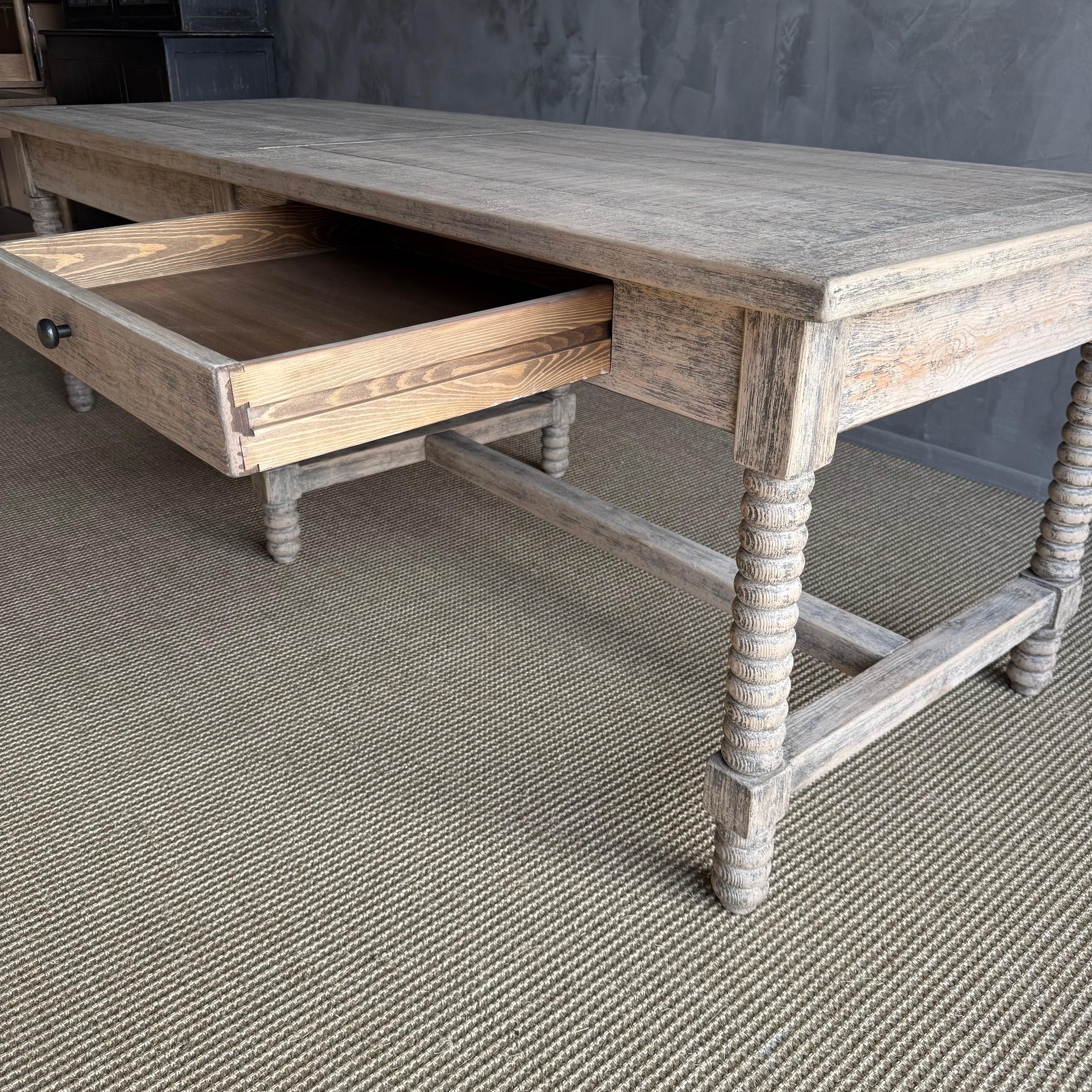 Table de travail ou de salle à manger récupérée, unique en son genre, avec pieds tournés et tiroirs fonctionnels en vente 3