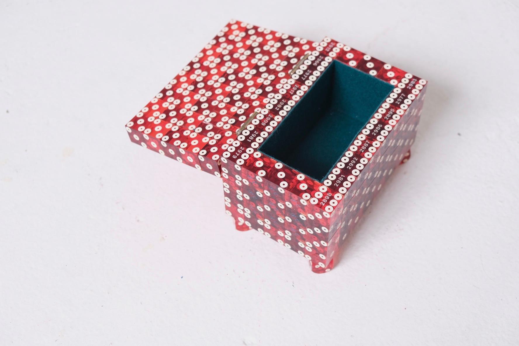 Boîte à dés unique en son genre en acrylique rouge avec couvercle à charnière et intérieur en velours en vente 5