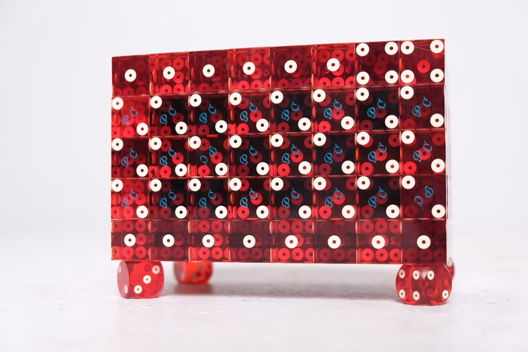 Boîte à dés unique en son genre en acrylique rouge avec couvercle à charnière et intérieur en velours en vente 8