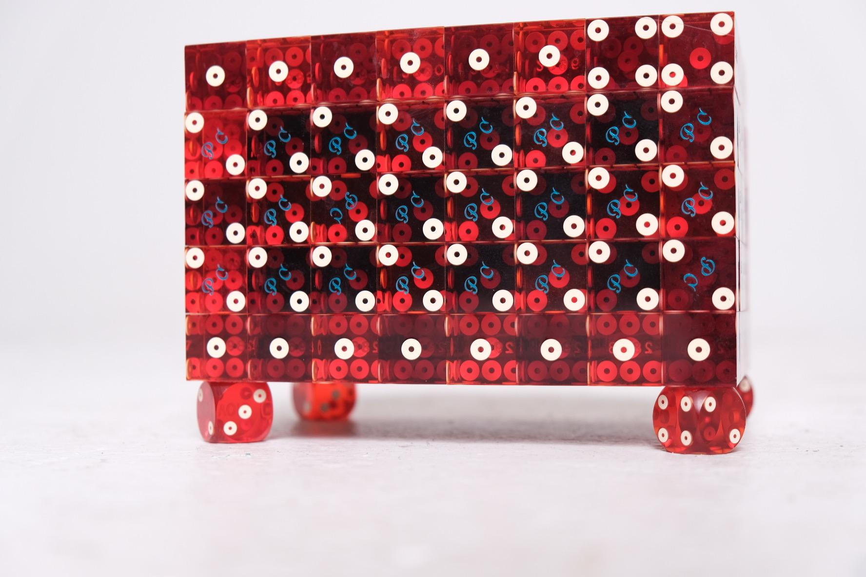 Boîte à dés unique en son genre en acrylique rouge avec couvercle à charnière et intérieur en velours en vente 9