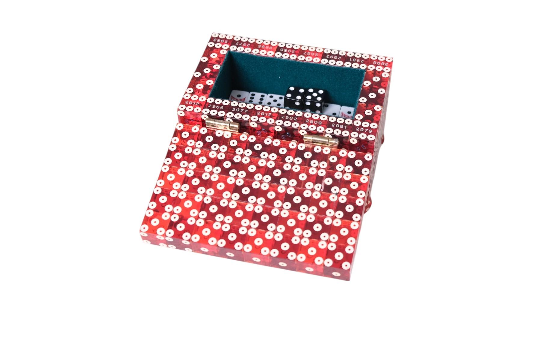 Boîte à dés unique en son genre en acrylique rouge avec couvercle à charnière et intérieur en velours en vente 10