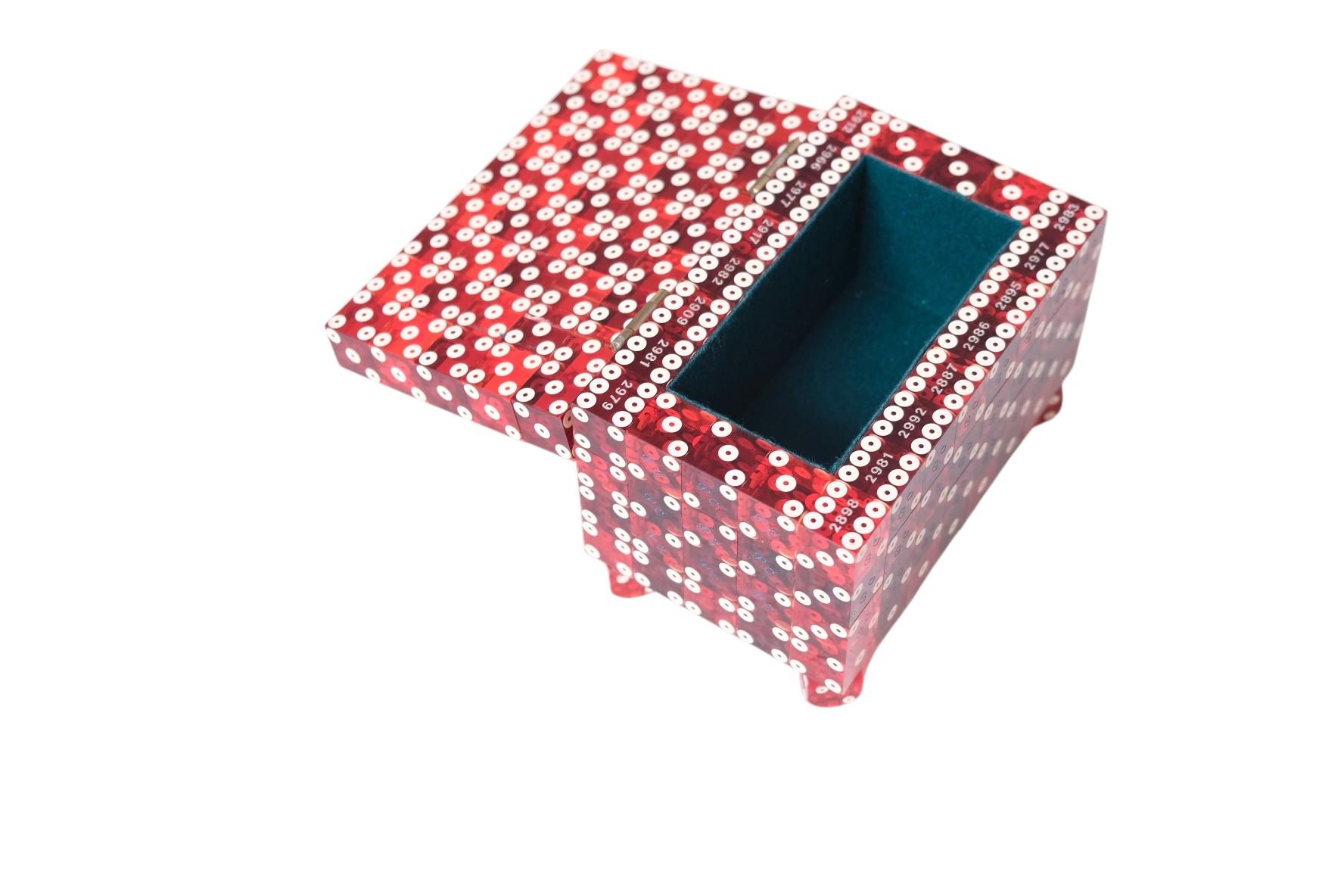 Américain Boîte à dés unique en son genre en acrylique rouge avec couvercle à charnière et intérieur en velours en vente