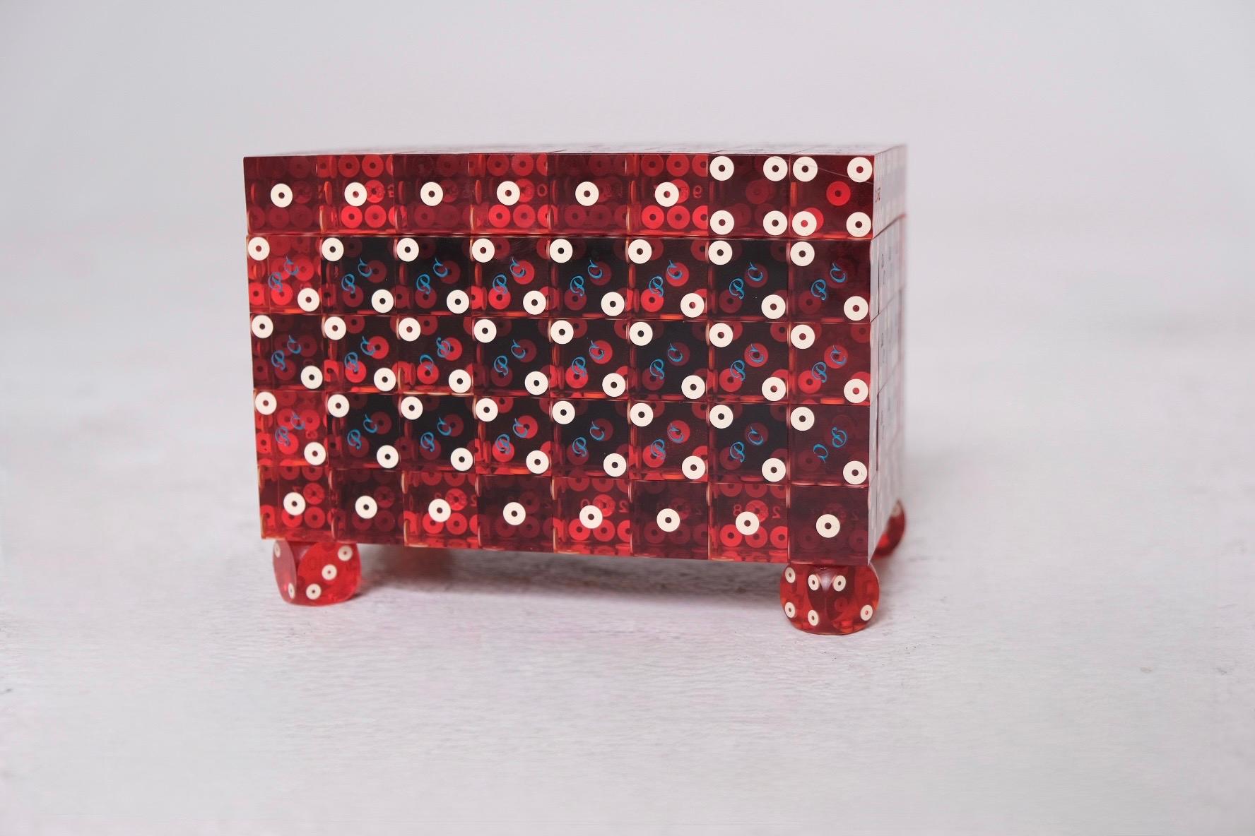 XXIe siècle et contemporain Boîte à dés unique en son genre en acrylique rouge avec couvercle à charnière et intérieur en velours en vente