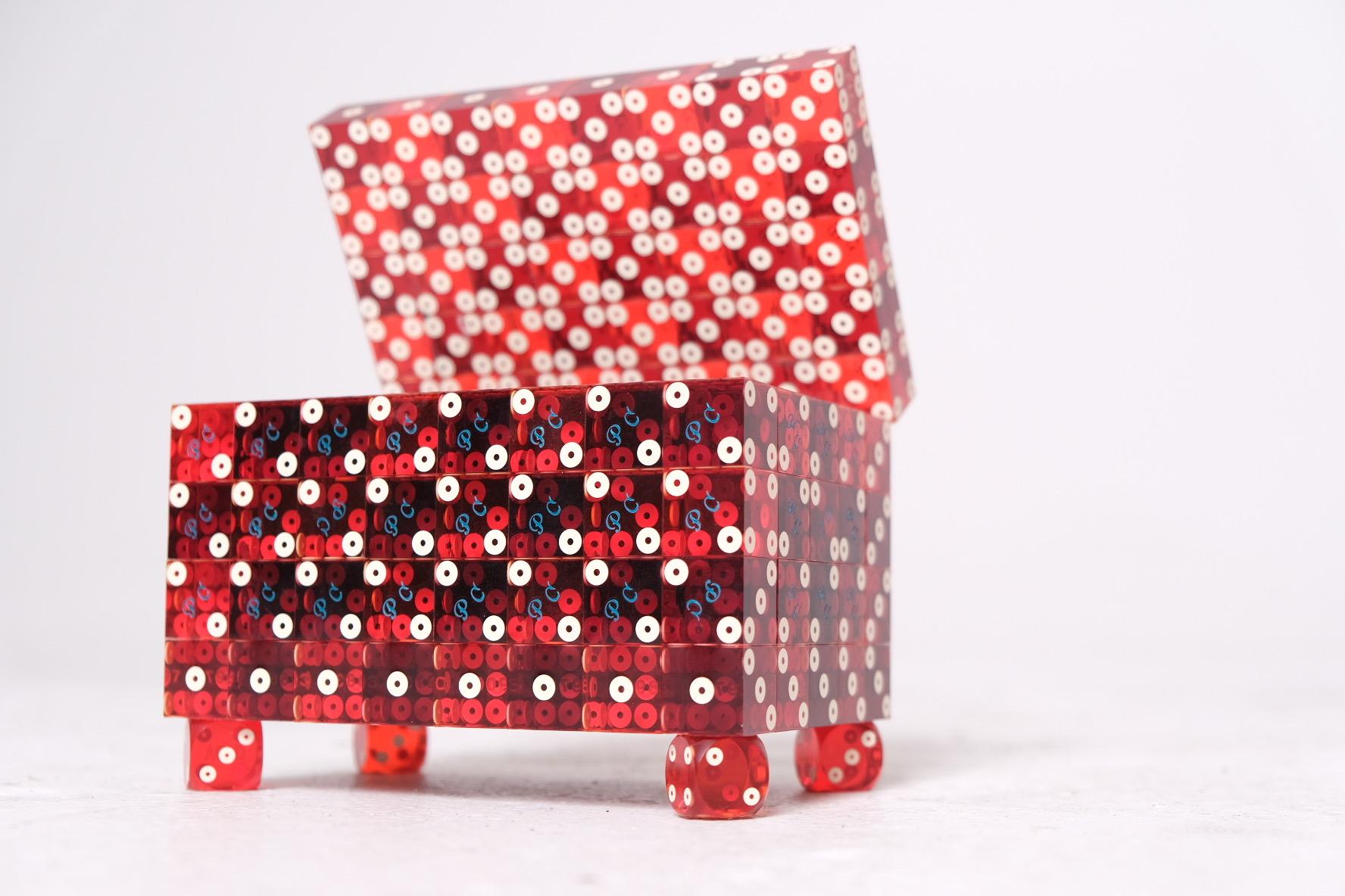 Boîte à dés unique en son genre en acrylique rouge avec couvercle à charnière et intérieur en velours en vente 1