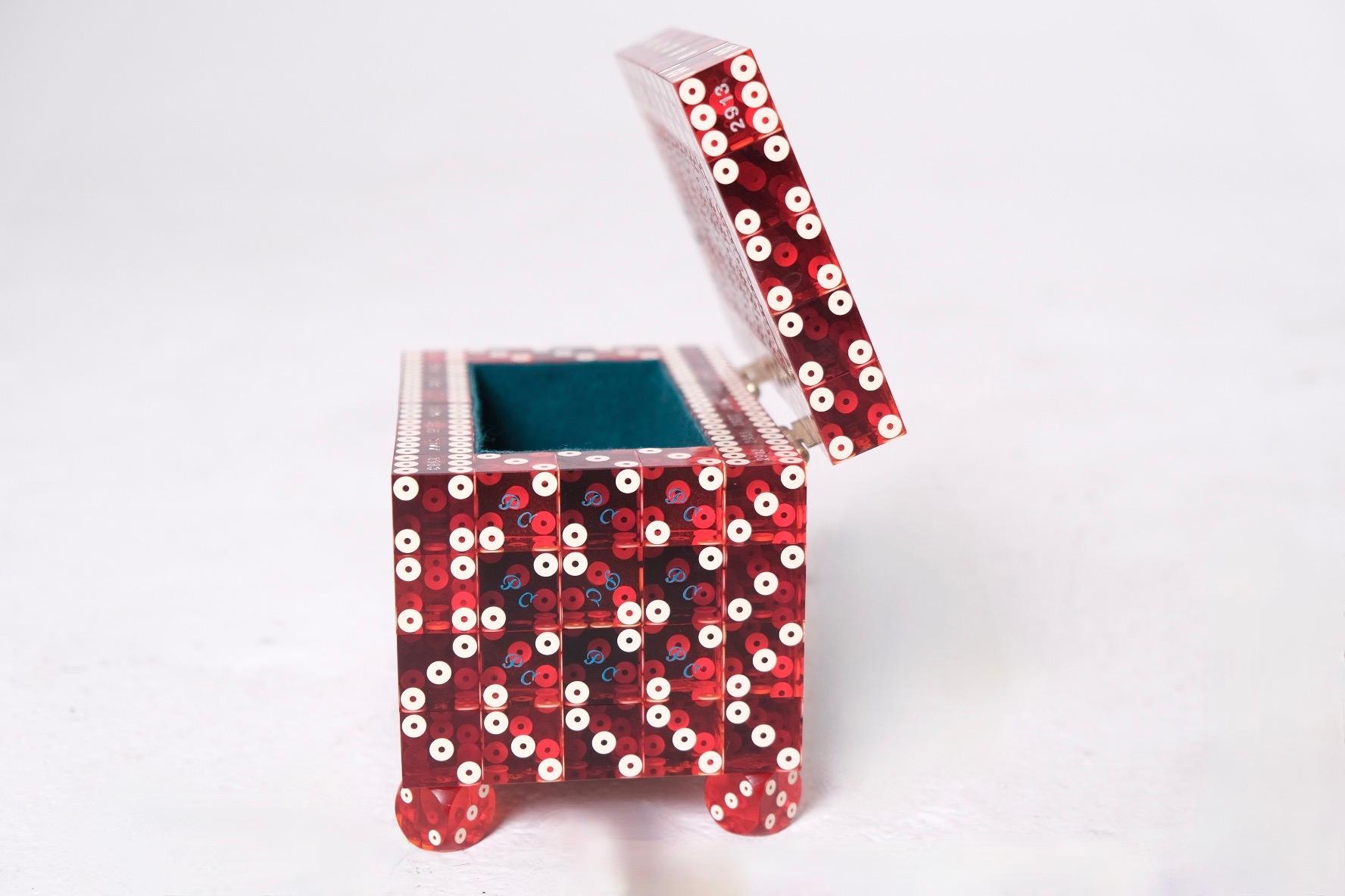 Boîte à dés unique en son genre en acrylique rouge avec couvercle à charnière et intérieur en velours en vente 3