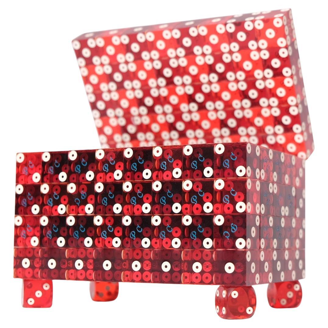 Boîte à dés unique en son genre en acrylique rouge avec couvercle à charnière et intérieur en velours en vente