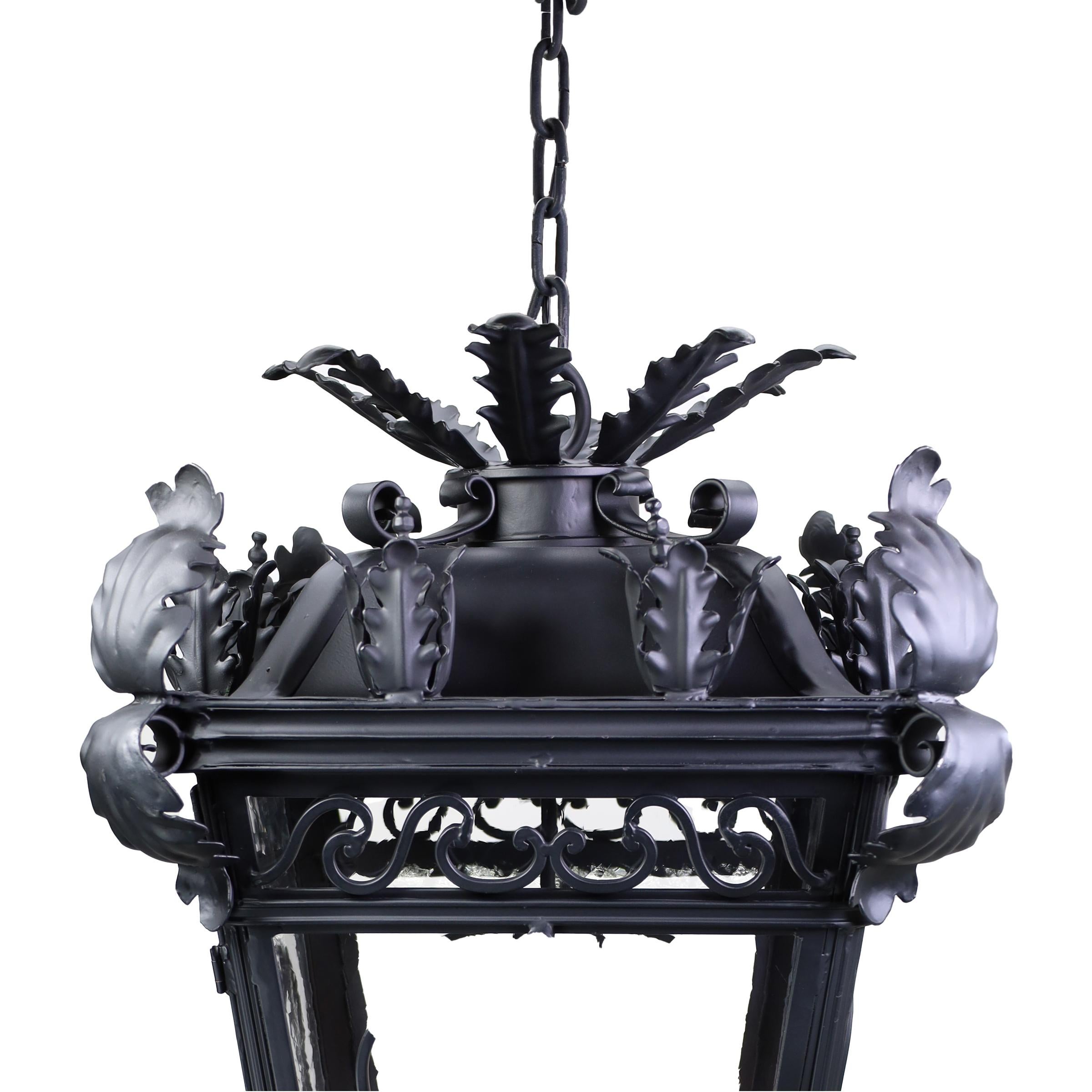 Colonial espagnol Antique style espagnol The Ornamental Black Suspension Light Fixture Refurbished by Hand (Luminaire de suspension noir ornemental ancien) en vente