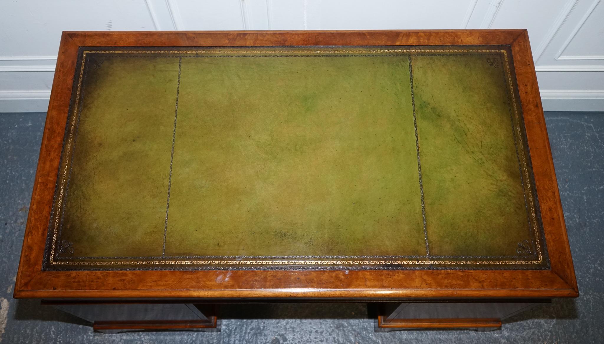 escritorio de pedestal de cuero teñido a mano, restaurado, único en su género. en venta 3