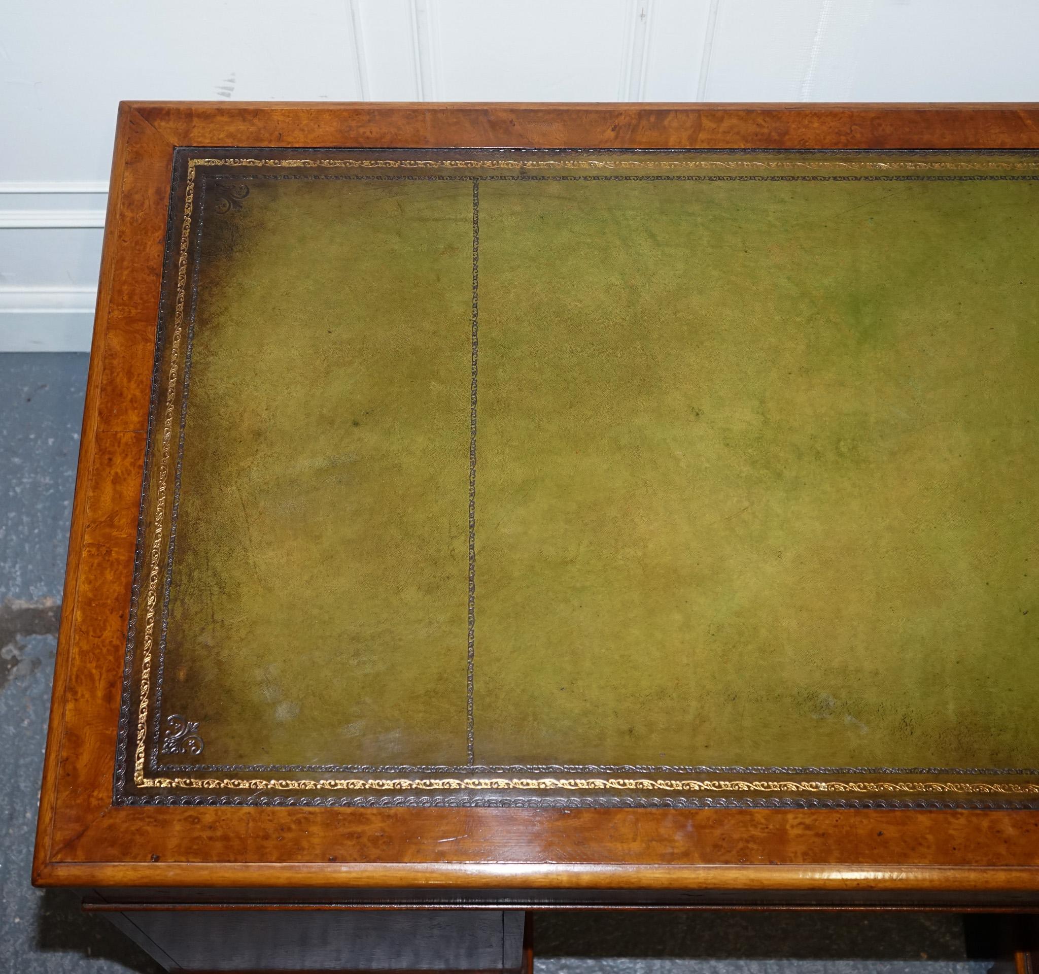 escritorio de pedestal de cuero teñido a mano, restaurado, único en su género. en venta 4