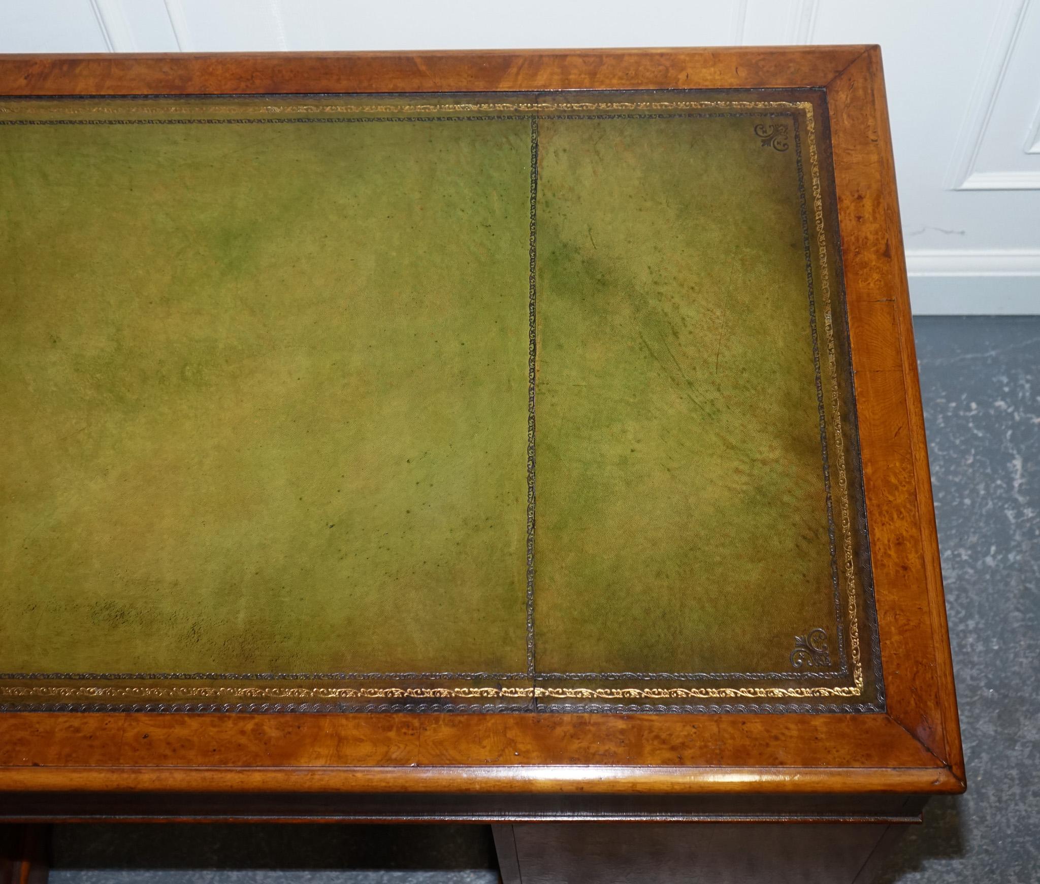escritorio de pedestal de cuero teñido a mano, restaurado, único en su género. en venta 5