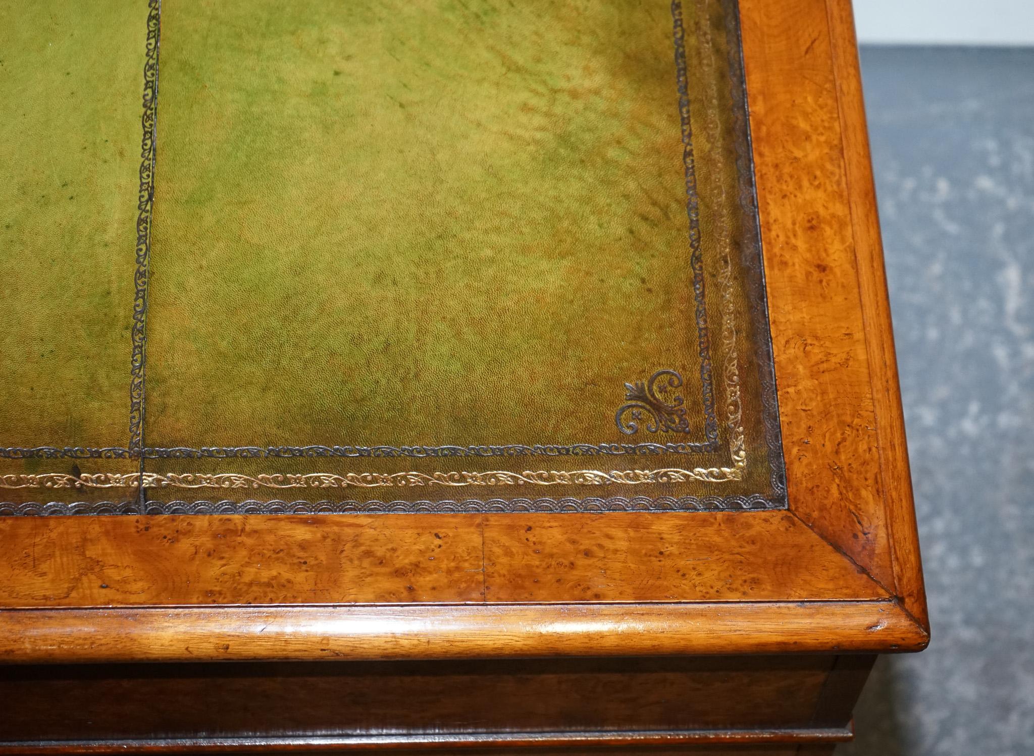 escritorio de pedestal de cuero teñido a mano, restaurado, único en su género. en venta 6