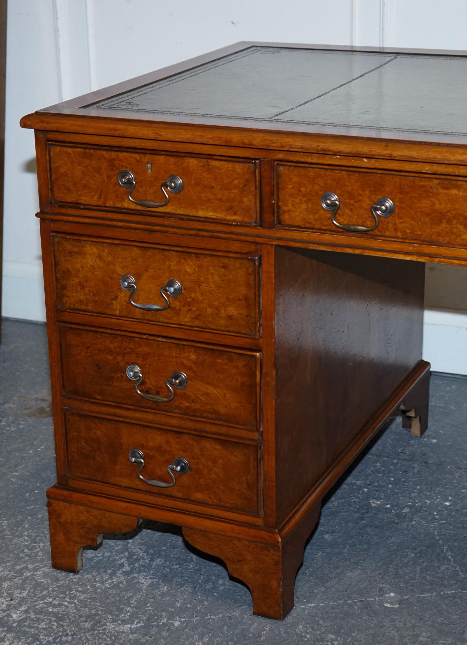 escritorio de pedestal de cuero teñido a mano, restaurado, único en su género. en venta 7