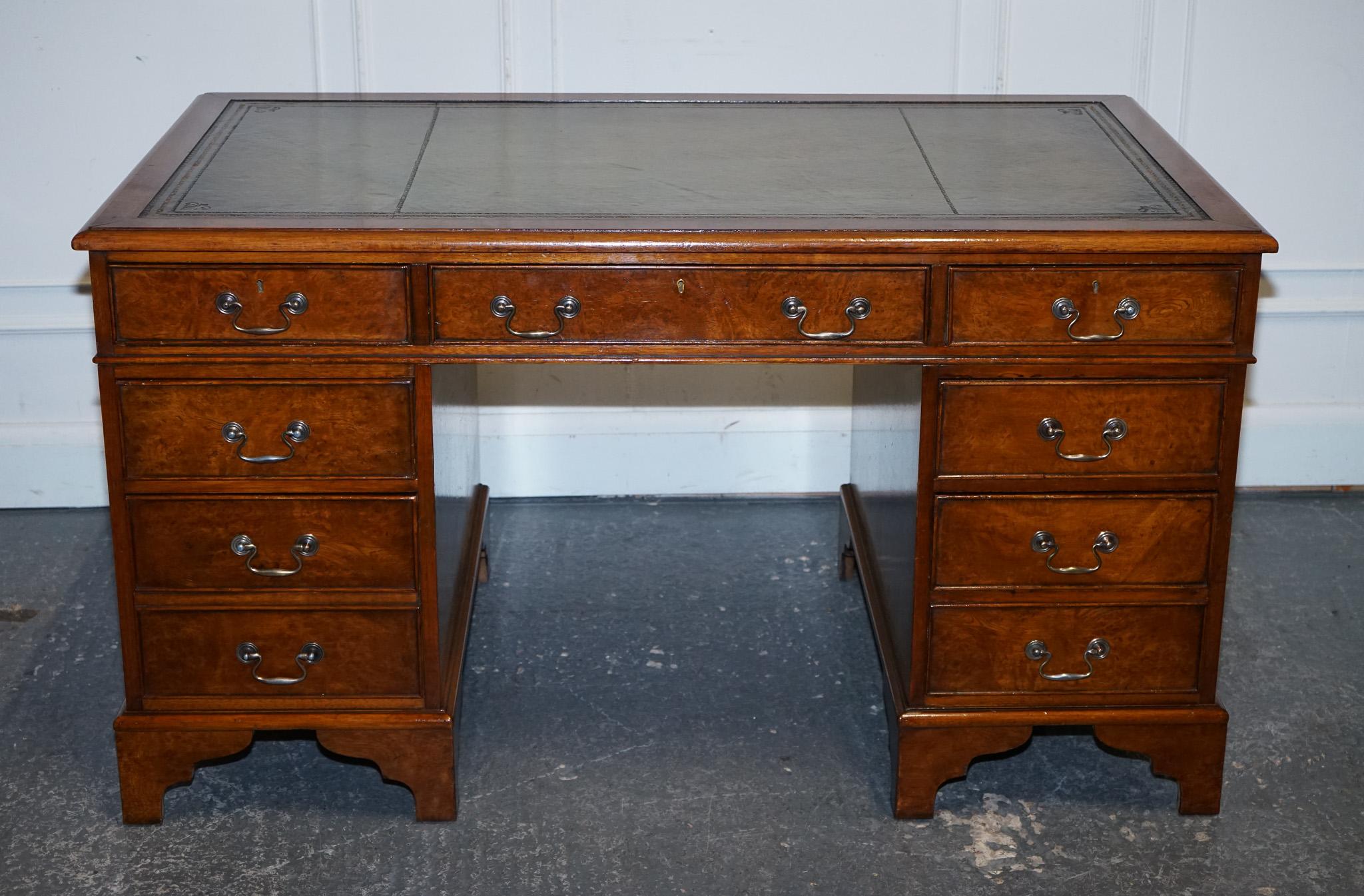 escritorio de pedestal de cuero teñido a mano, restaurado, único en su género. en venta 8