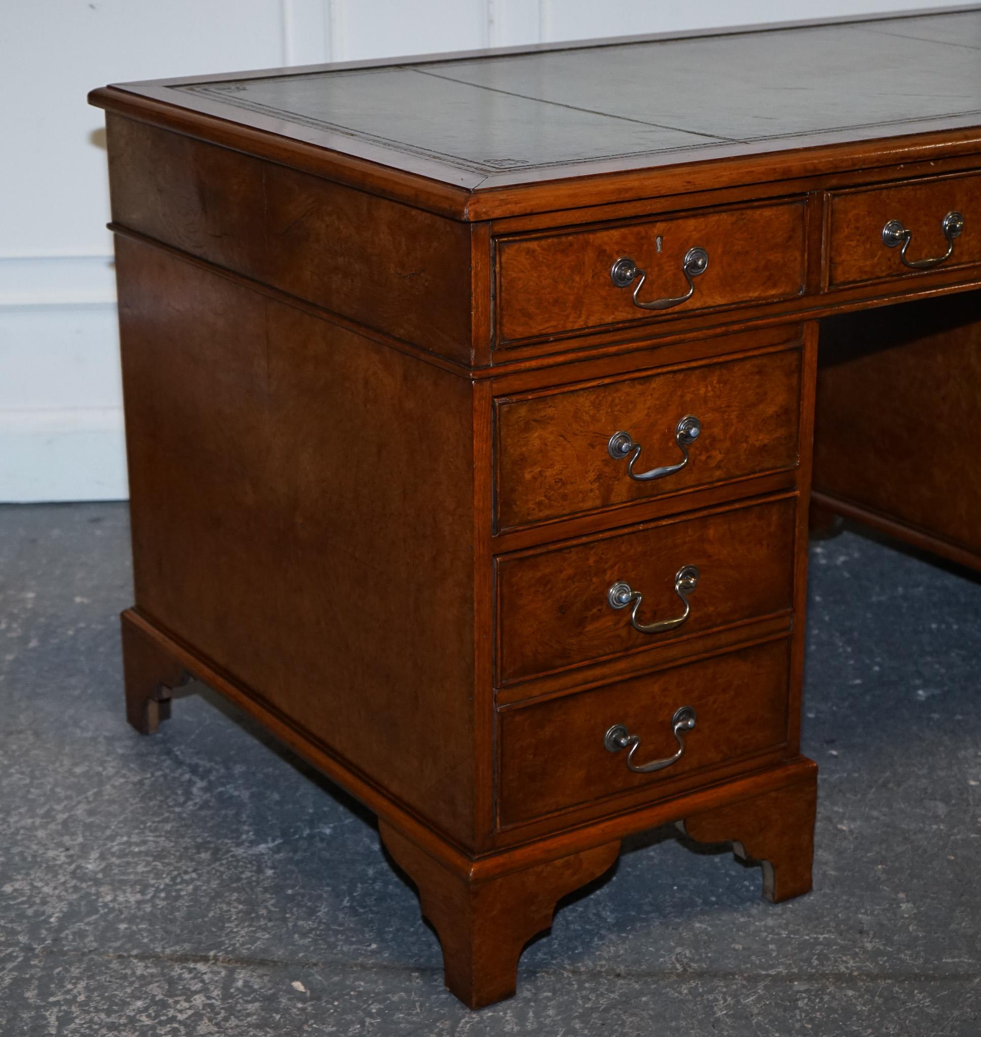 escritorio de pedestal de cuero teñido a mano, restaurado, único en su género. en venta 10