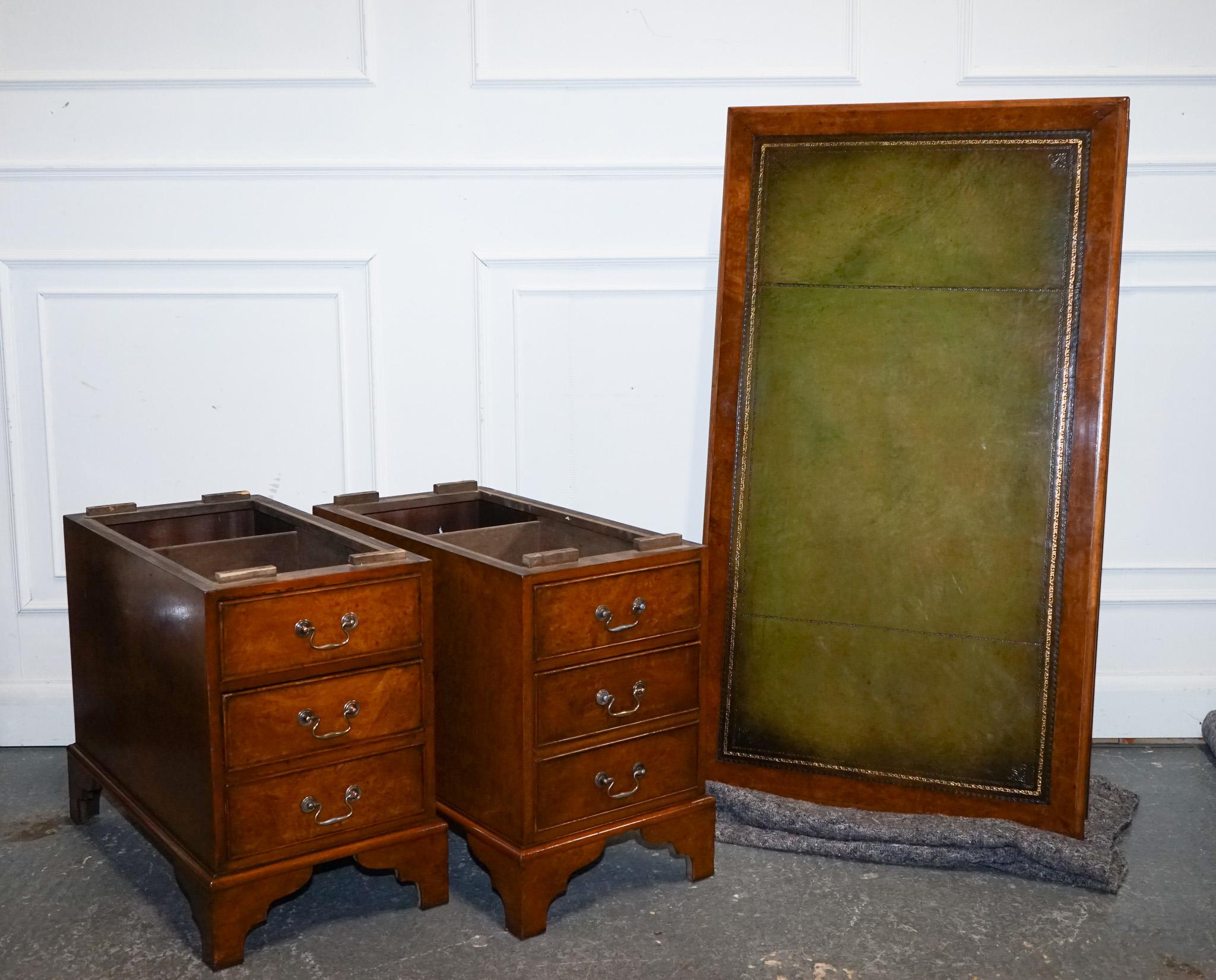 escritorio de pedestal de cuero teñido a mano, restaurado, único en su género. en venta 11