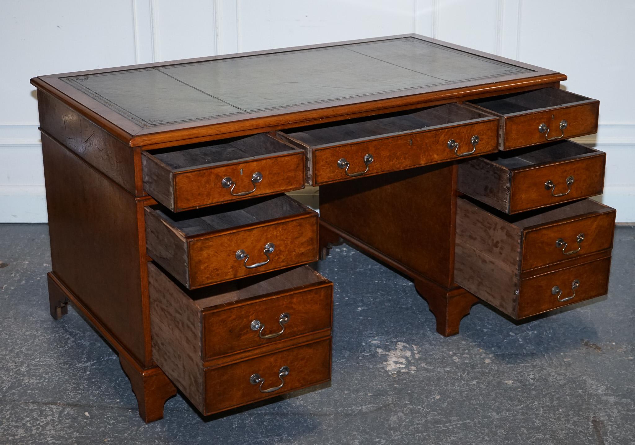 Antigüedades de Londres



Estamos encantados de poner a la venta este Escritorio de Pedestal Único Restaurado con Cuero Teñido a Mano.

Un escritorio victoriano de pedestal de nogal con rebabas restaurado, elaborado y rejuvenecido para mostrar su