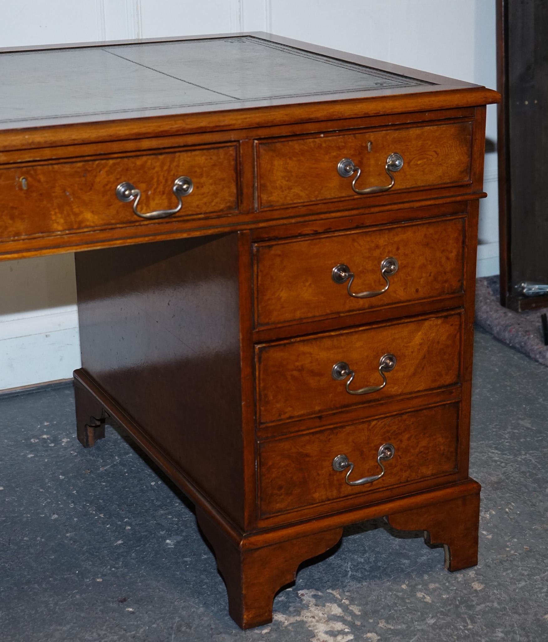 escritorio de pedestal de cuero teñido a mano, restaurado, único en su género. Británico en venta