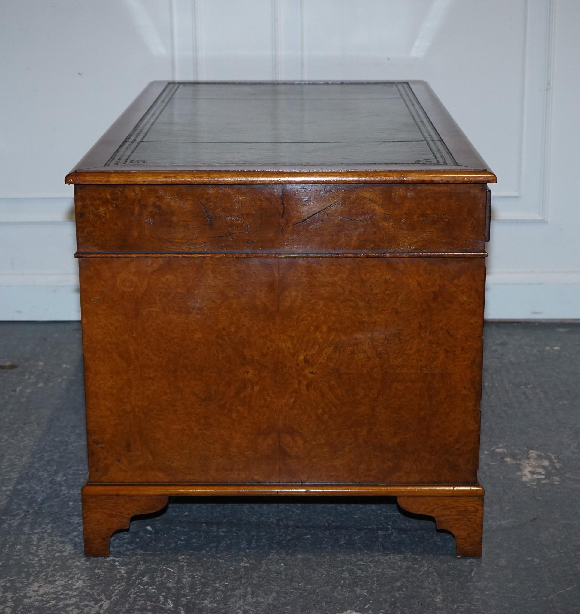 escritorio de pedestal de cuero teñido a mano, restaurado, único en su género. Hecho a mano en venta