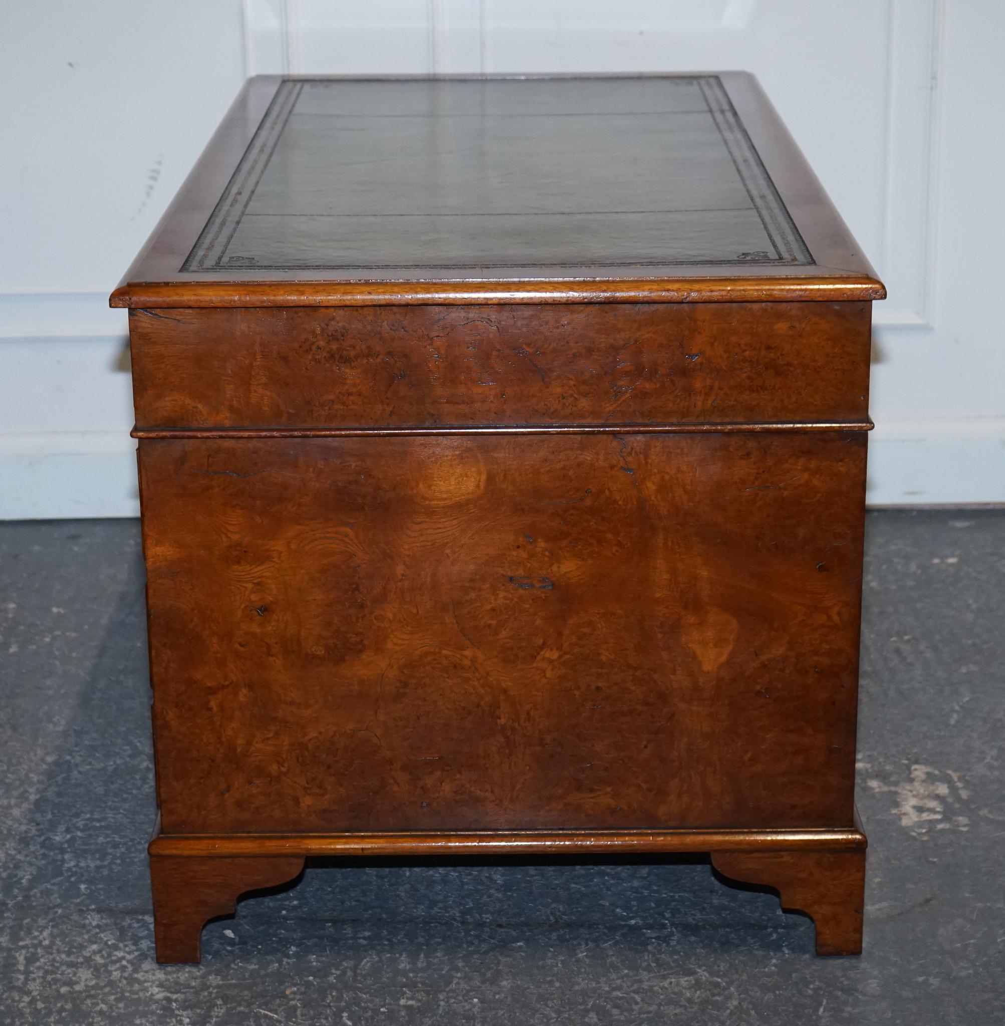 escritorio de pedestal de cuero teñido a mano, restaurado, único en su género. en Bueno estado para la venta en Pulborough, GB