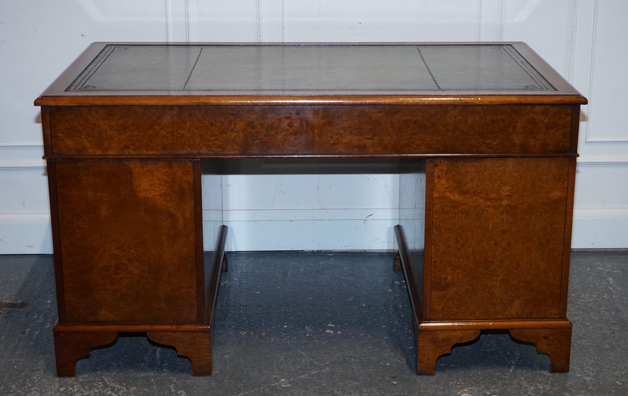 escritorio de pedestal de cuero teñido a mano, restaurado, único en su género. siglo XX en venta