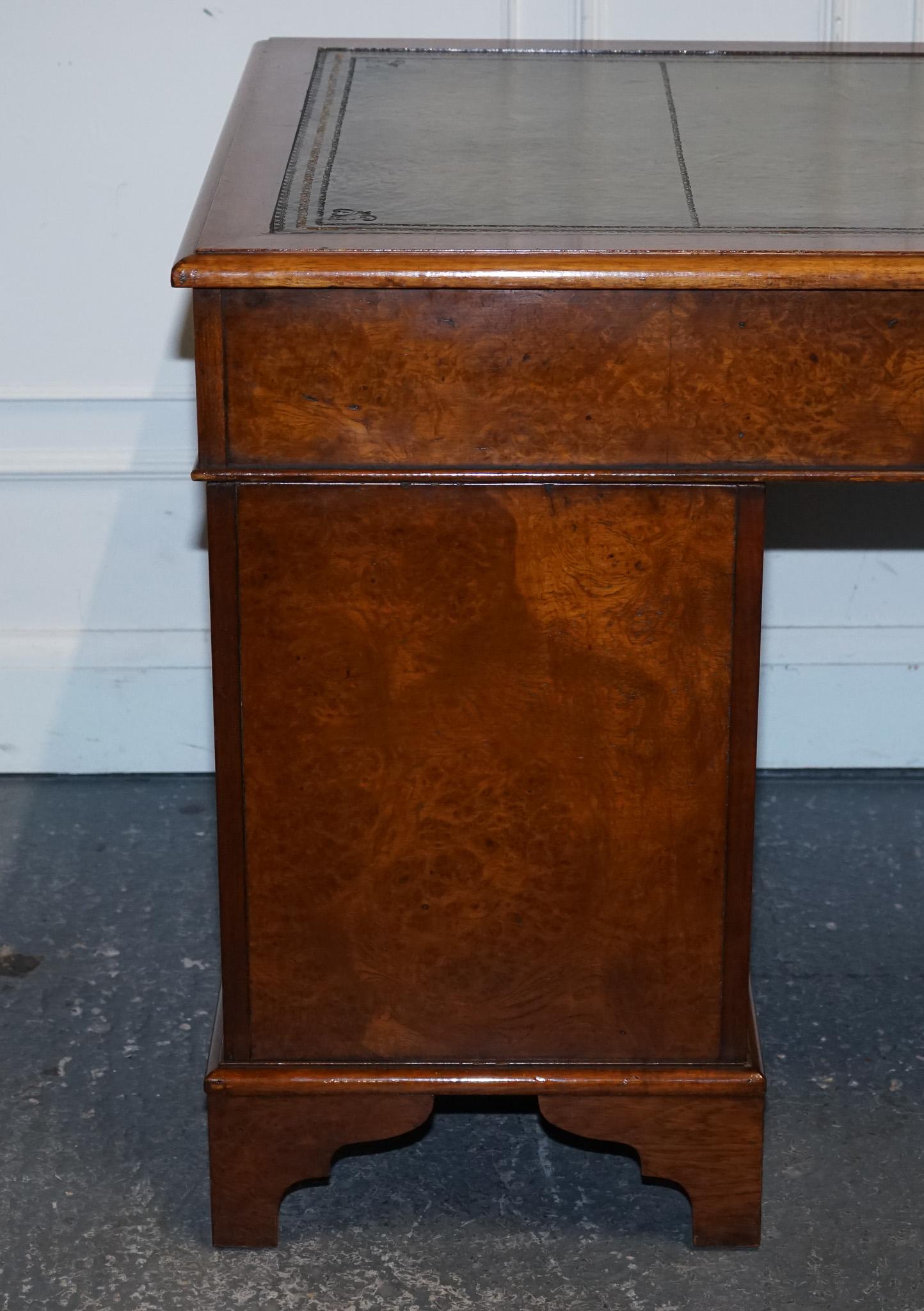 escritorio de pedestal de cuero teñido a mano, restaurado, único en su género. Cuero en venta
