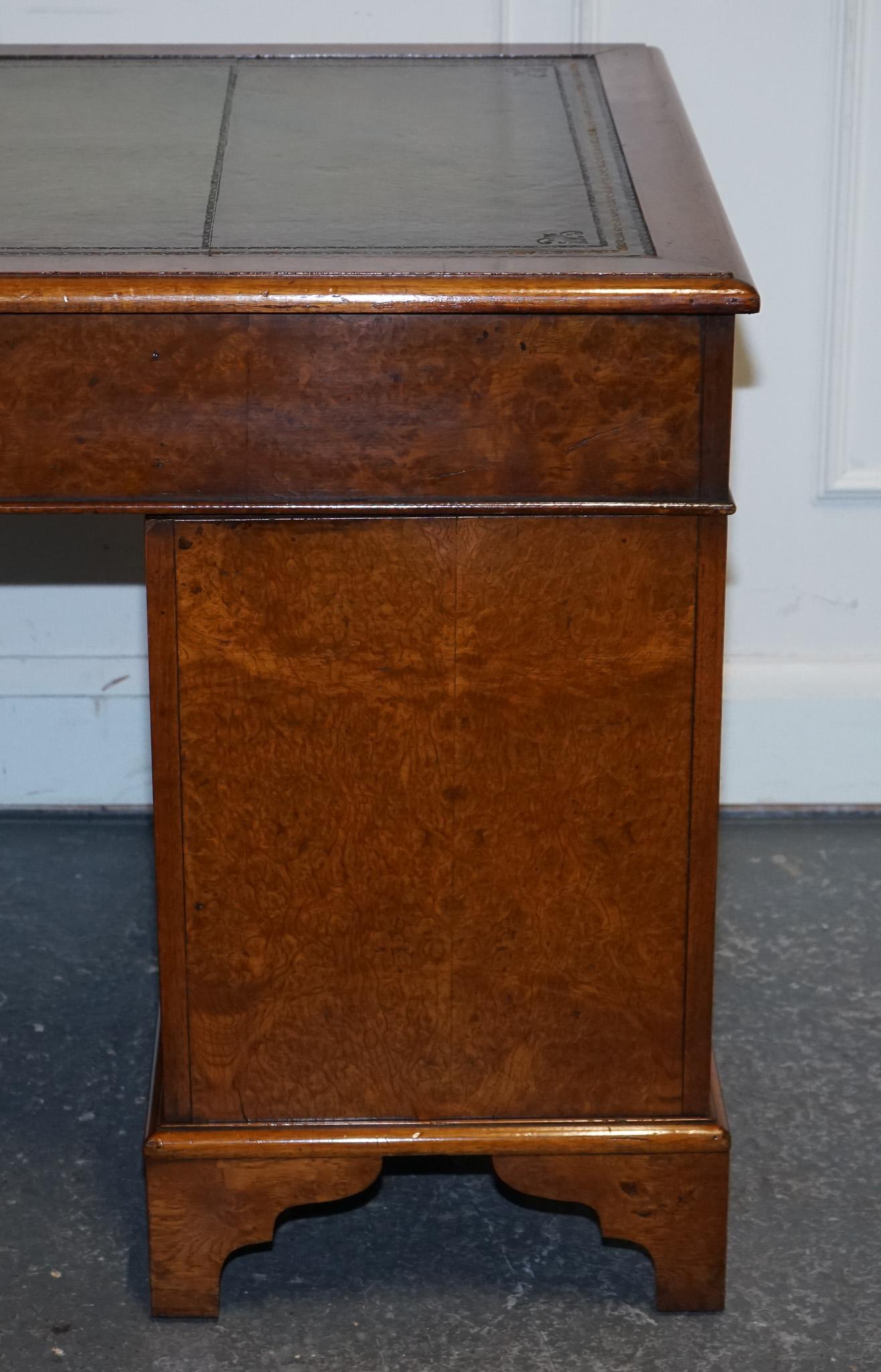 escritorio de pedestal de cuero teñido a mano, restaurado, único en su género. en venta 1