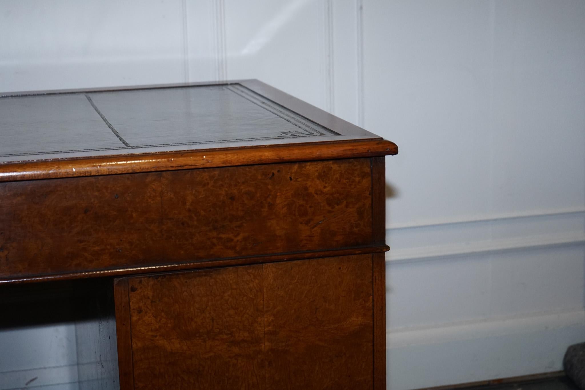 escritorio de pedestal de cuero teñido a mano, restaurado, único en su género. en venta 2