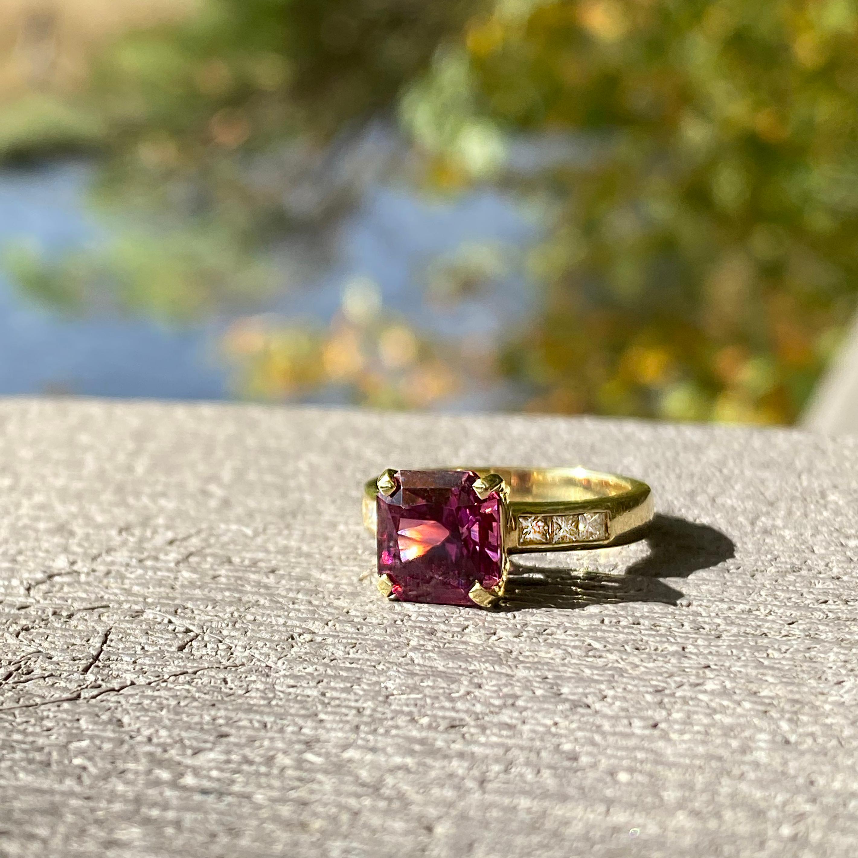 Contemporaneo Anello in oro giallo 18 carati con granato di rodolite e diamanti, unico nel suo genere in vendita