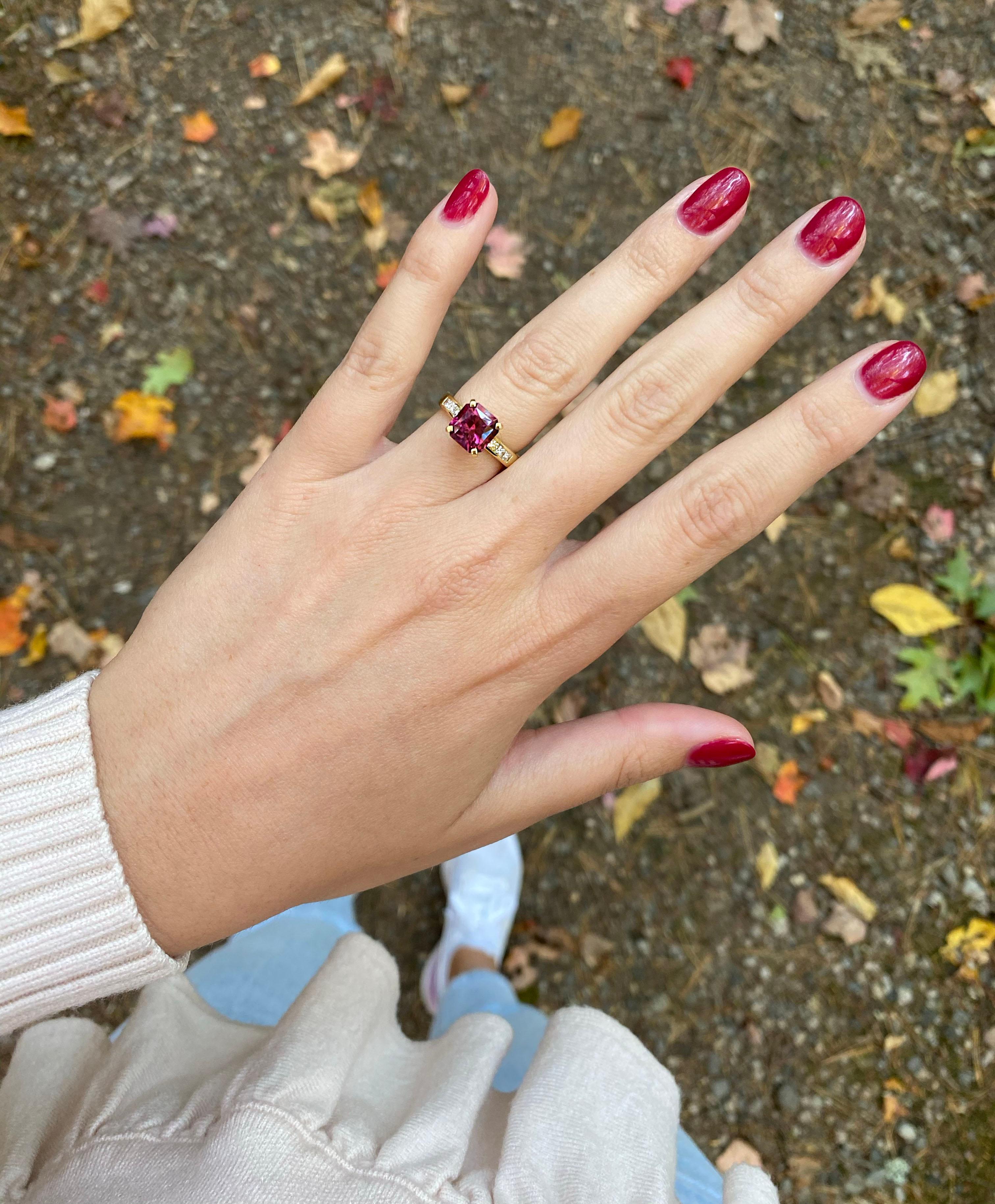 Taglio smeraldo Anello in oro giallo 18 carati con granato di rodolite e diamanti, unico nel suo genere in vendita