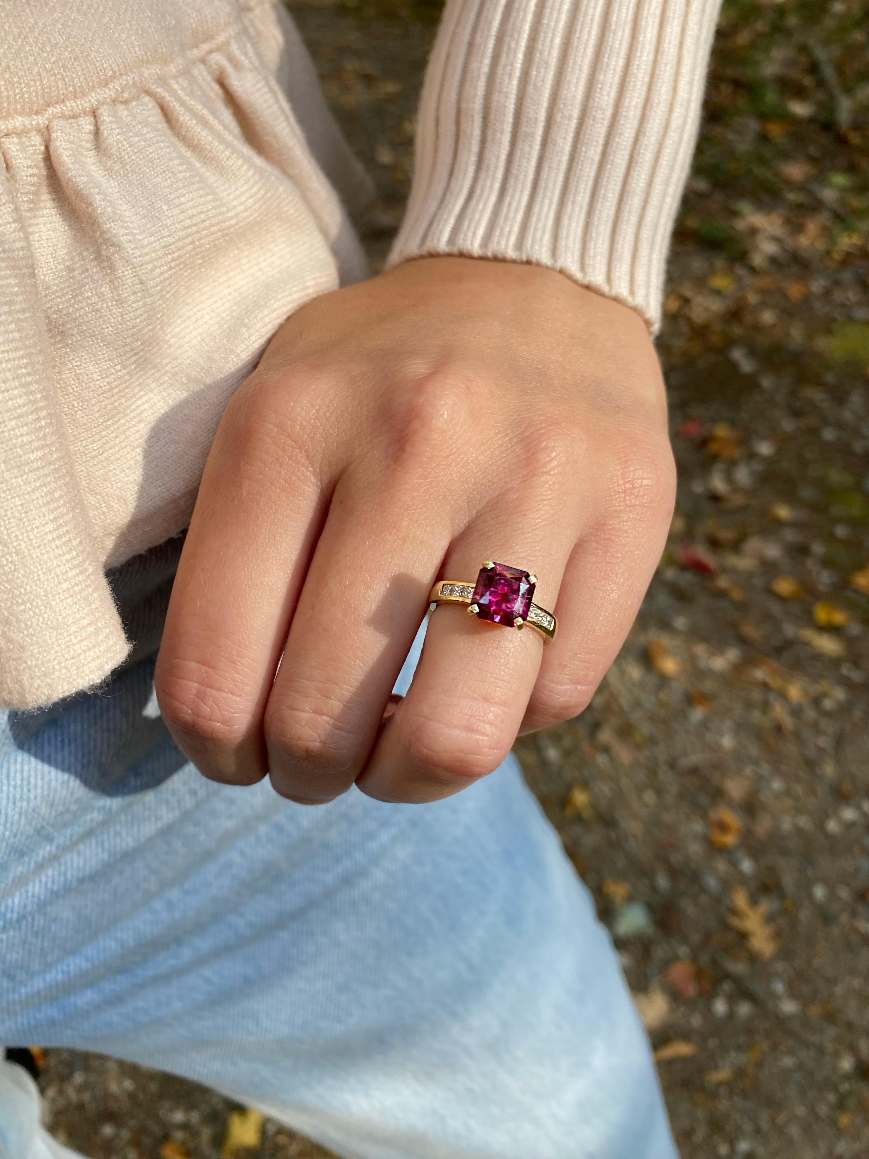 Anello in oro giallo 18 carati con granato di rodolite e diamanti, unico nel suo genere In condizioni Nuovo in vendita a Los Angeles, US