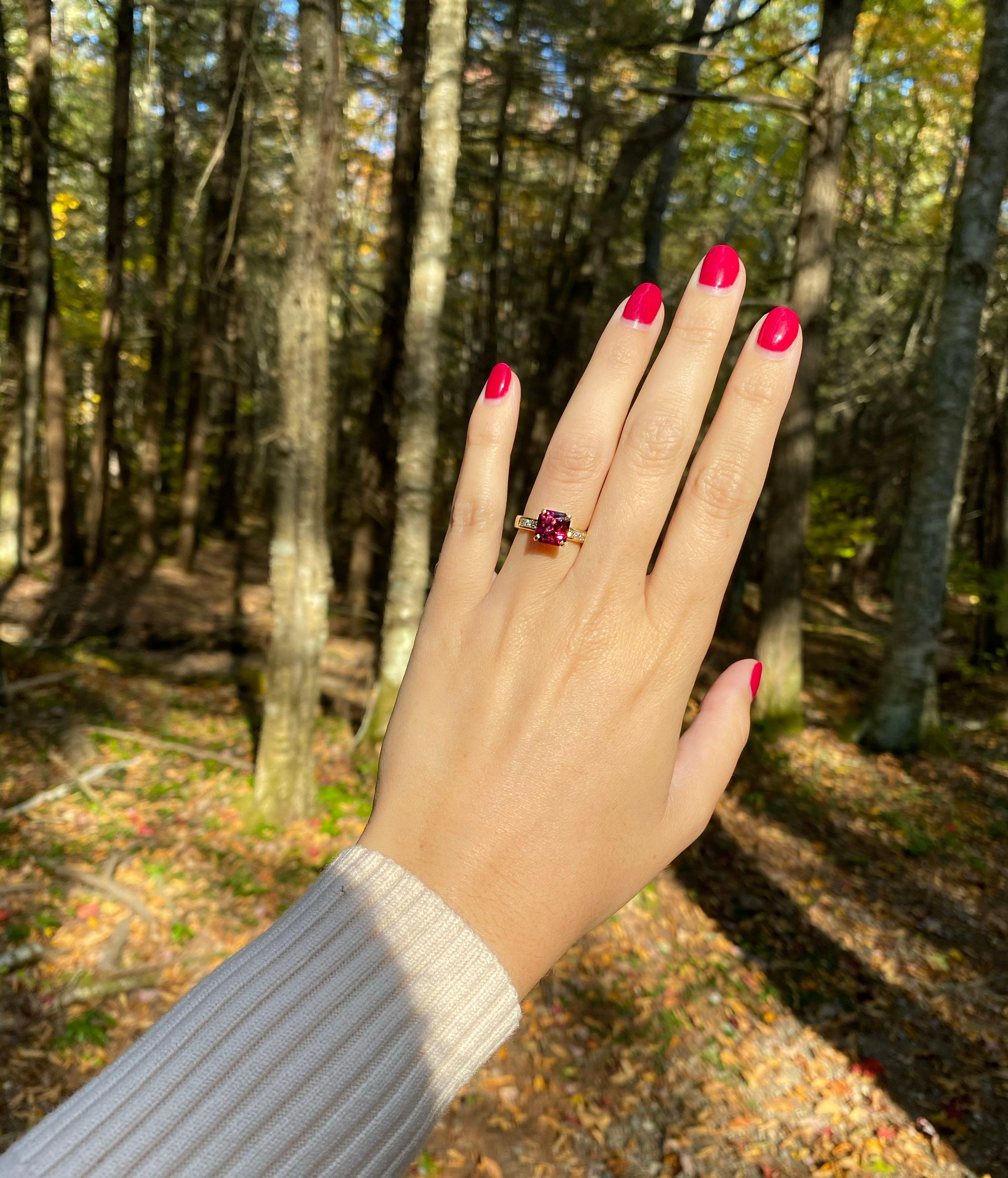 Donna Anello in oro giallo 18 carati con granato di rodolite e diamanti, unico nel suo genere in vendita