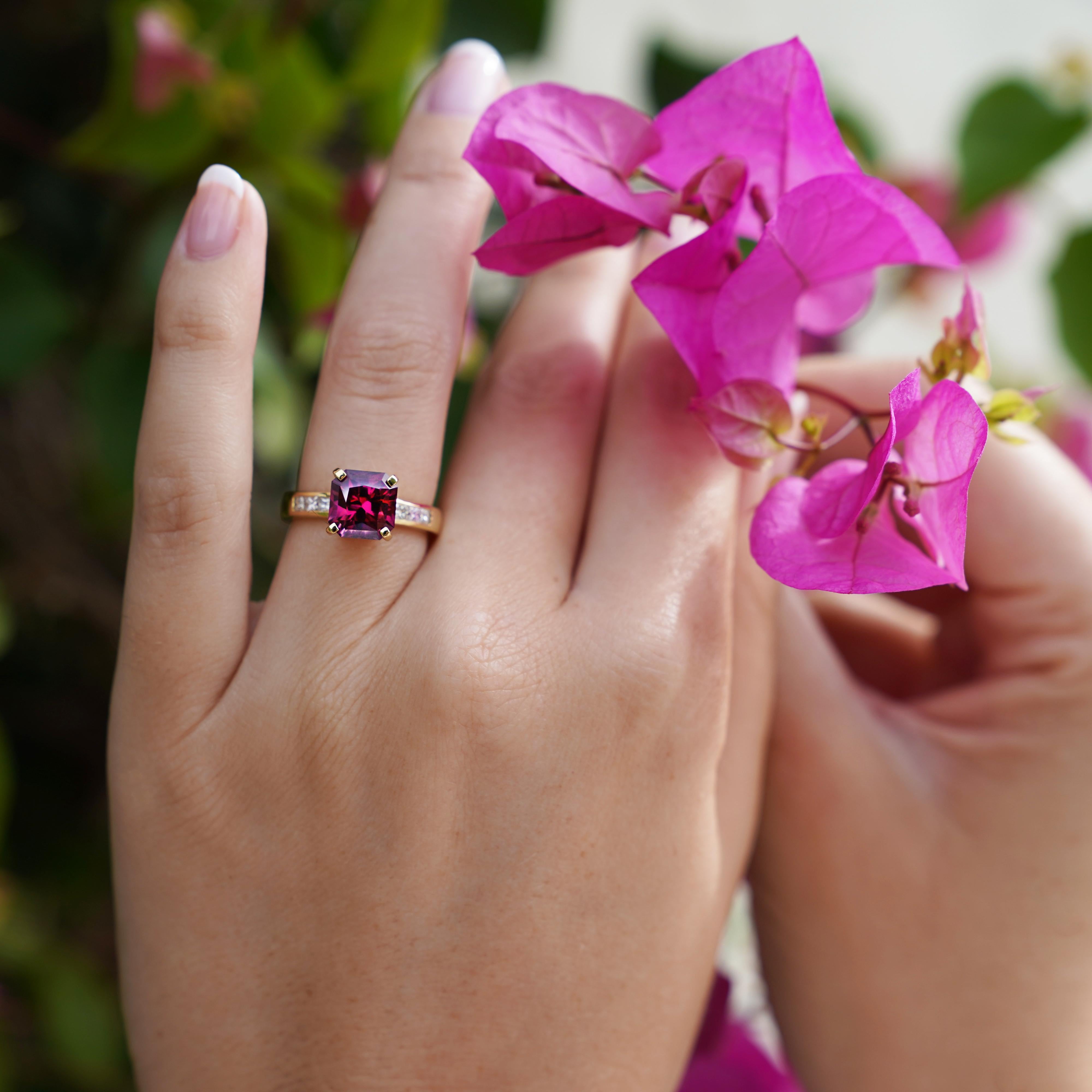 Anello in oro giallo 18 carati con granato di rodolite e diamanti, unico nel suo genere in vendita 1