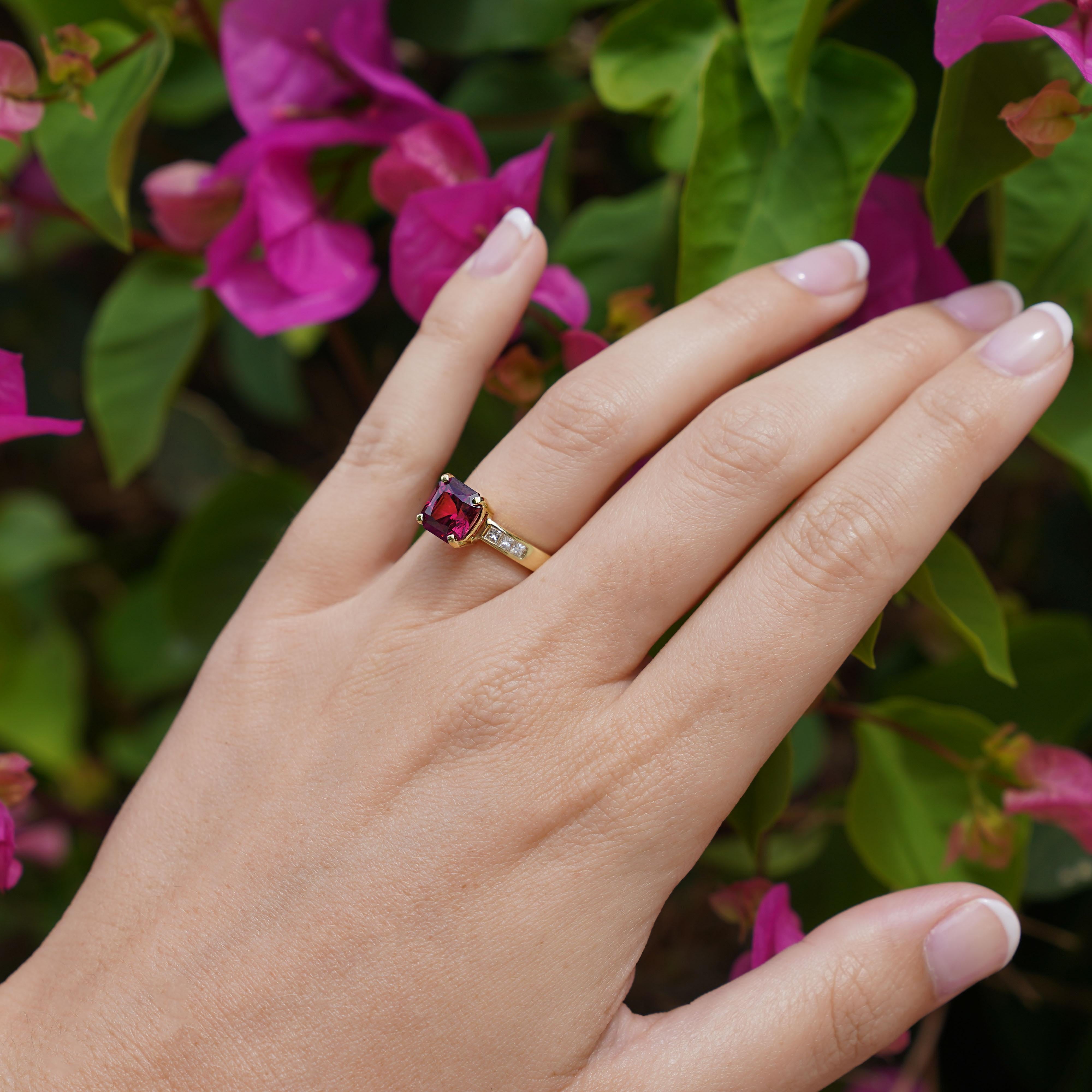 Anello in oro giallo 18 carati con granato di rodolite e diamanti, unico nel suo genere in vendita 2