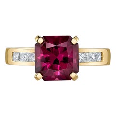 Einzigartiger Rhodolith-Granat 
Diamant Ring aus 18K Gelbgold