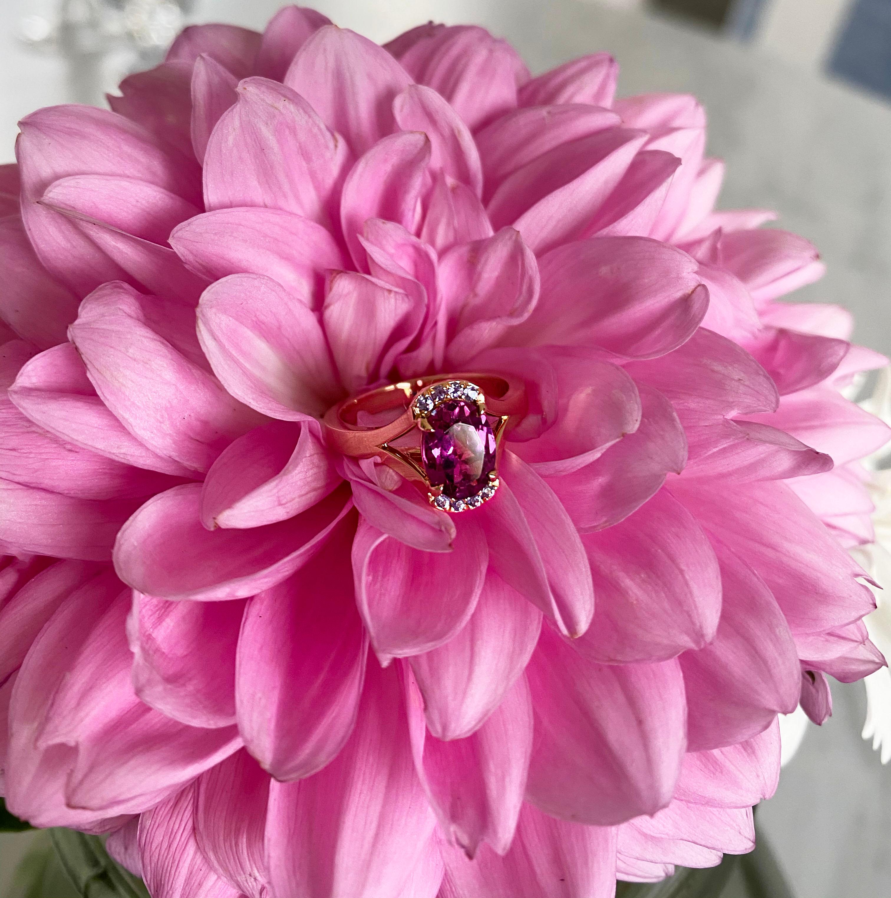 Moderno Anello unico in oro rosa 18 carati con granato di rodolite e tanzanite in vendita